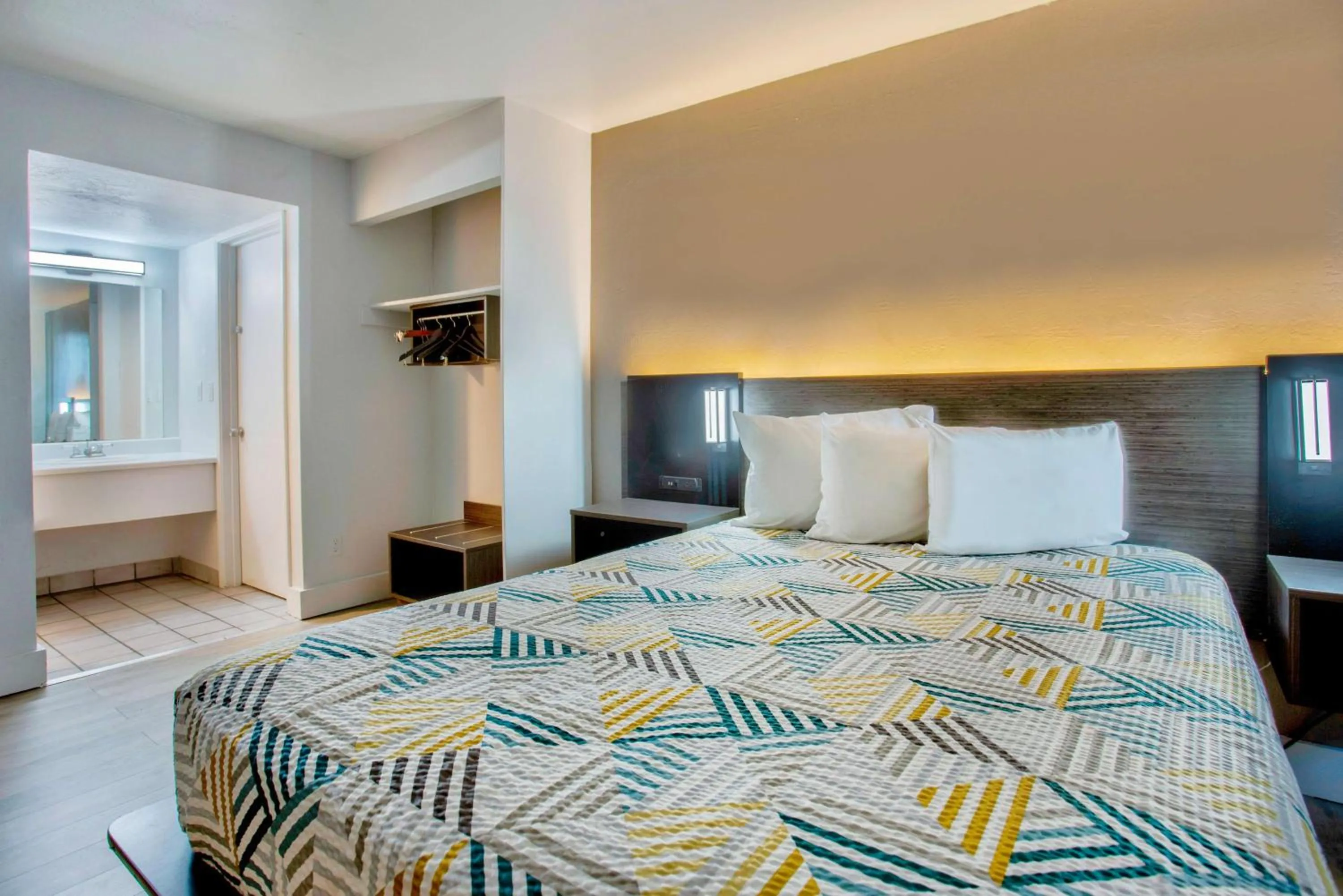 Bedroom, Bed in Motel 6 Tucson, AZ - East Williams Center