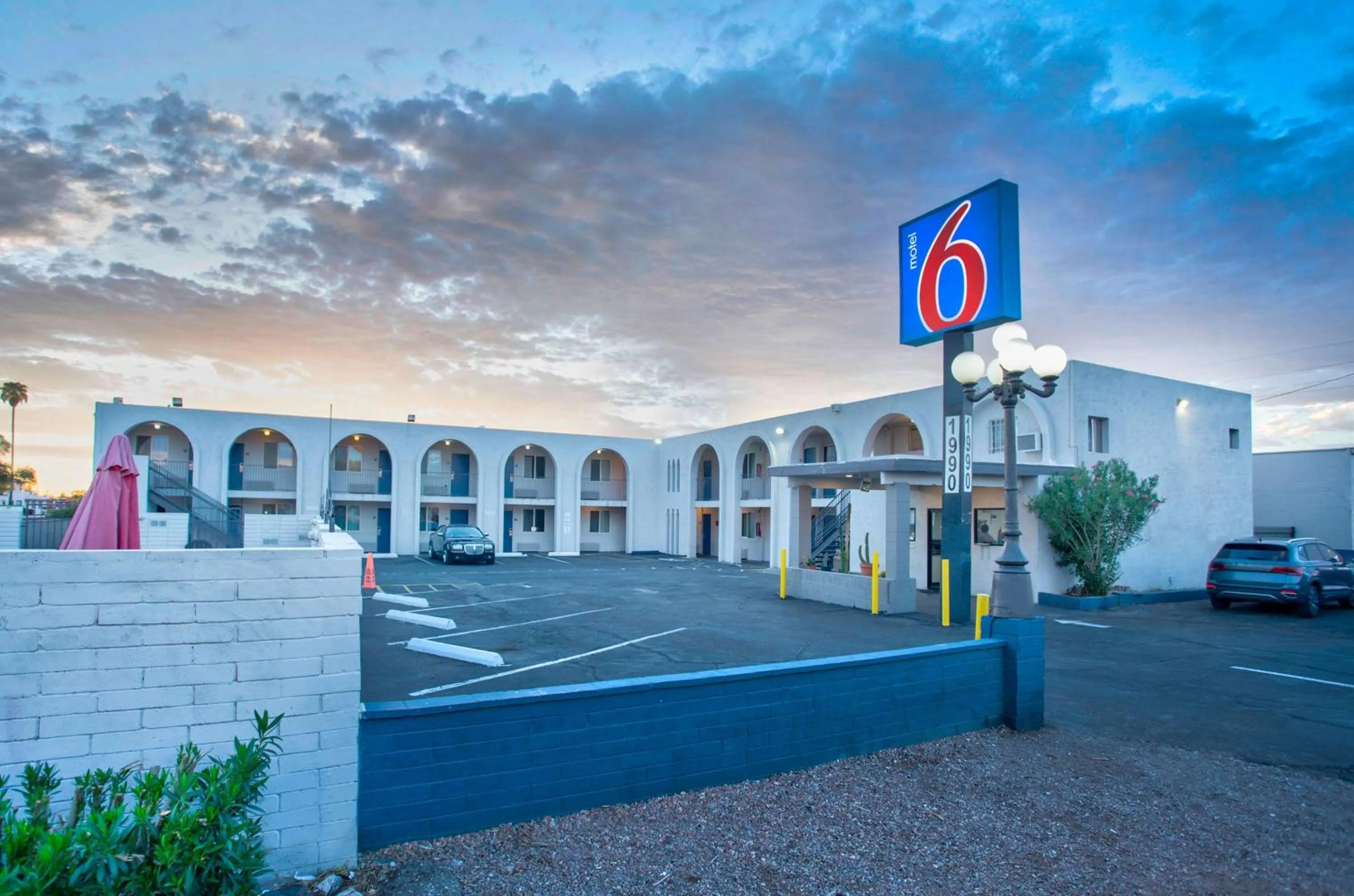 Property building in Motel 6 Tucson, AZ - East Williams Center