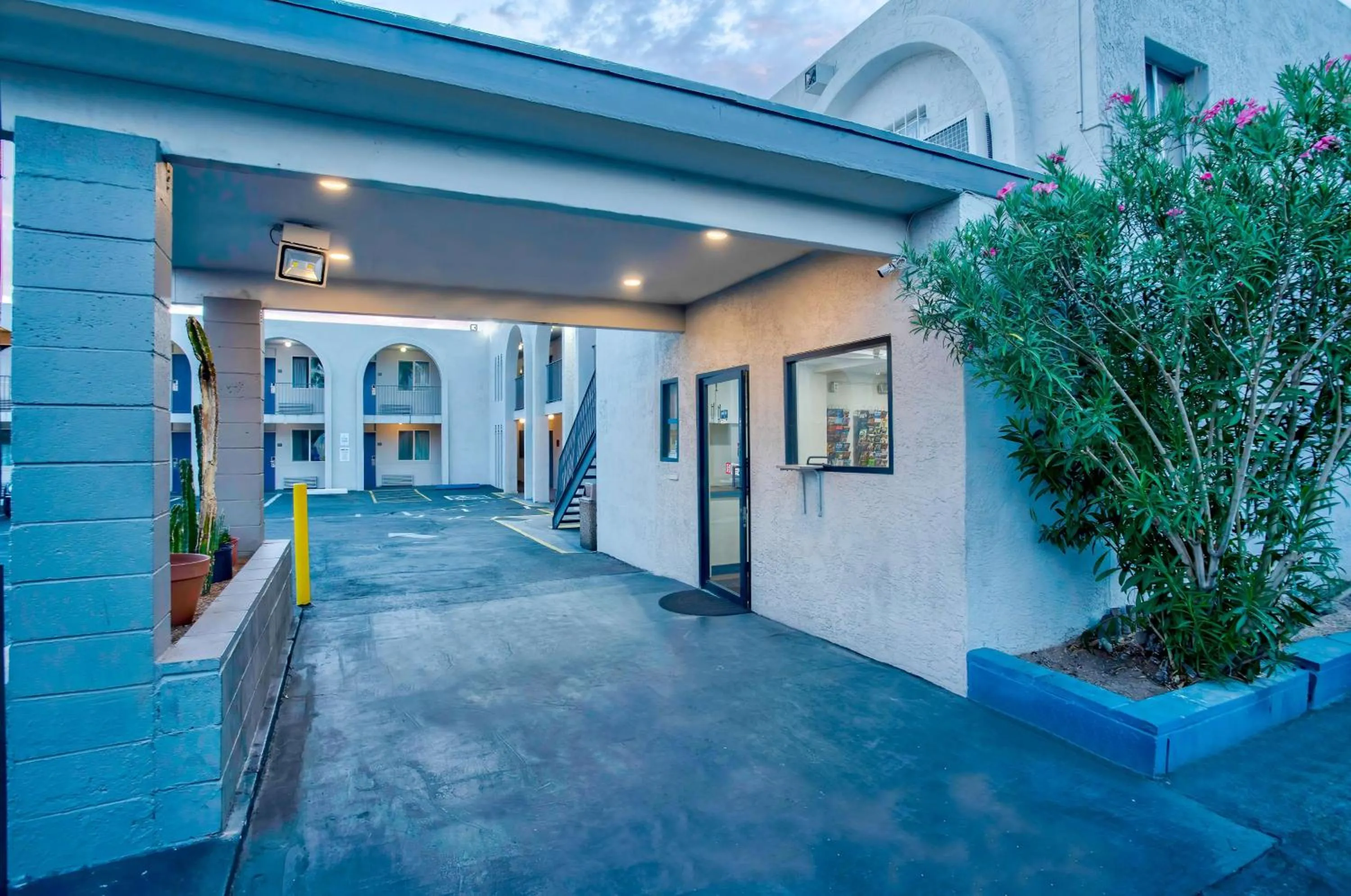 Property building in Motel 6 Tucson, AZ - East Williams Center