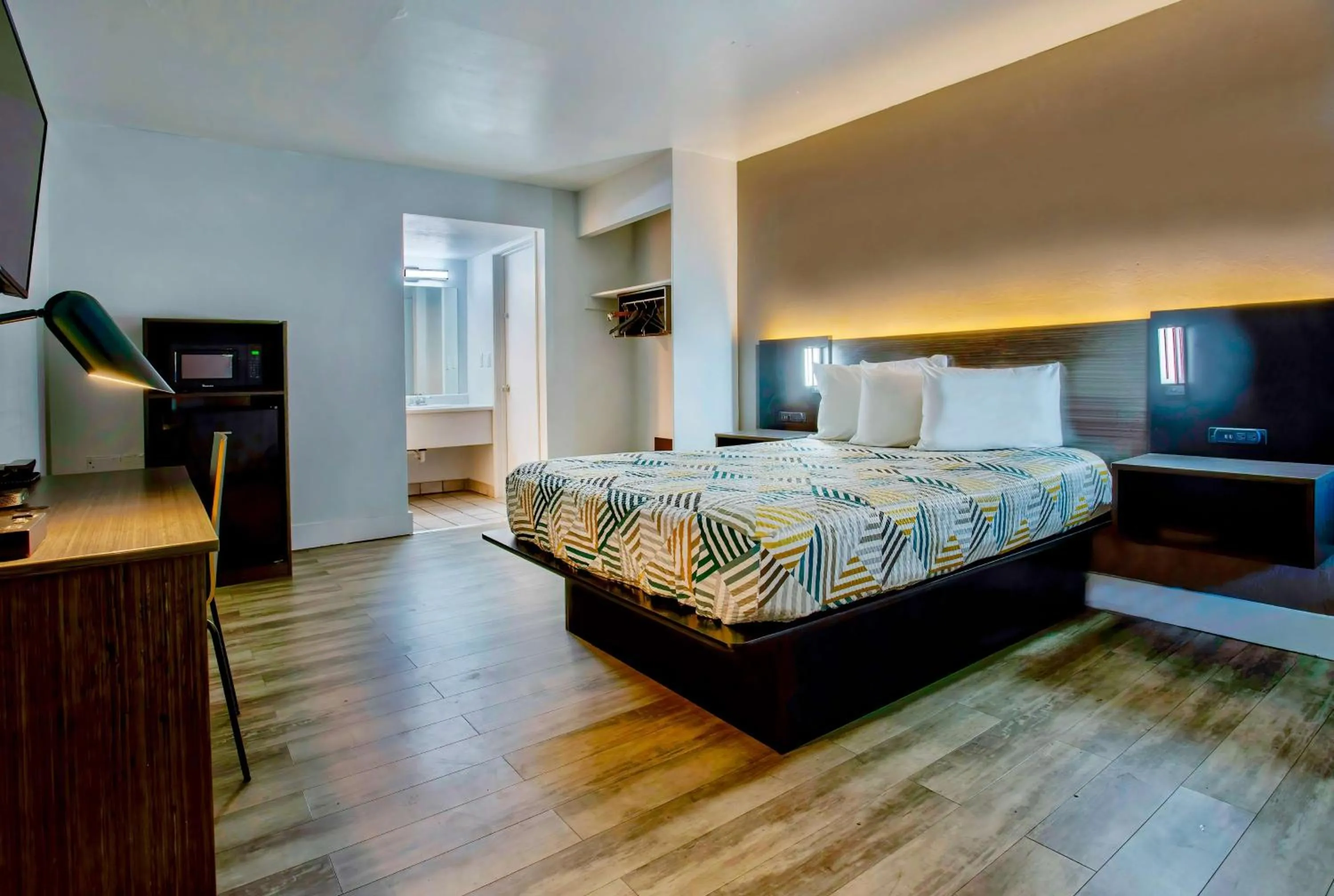 Bedroom, Bed in Motel 6 Tucson, AZ - East Williams Center