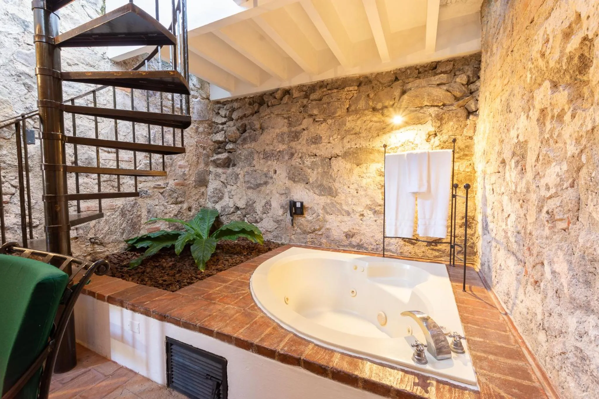 Hot Tub in Hotel Museo Spa Casa Santo Domingo