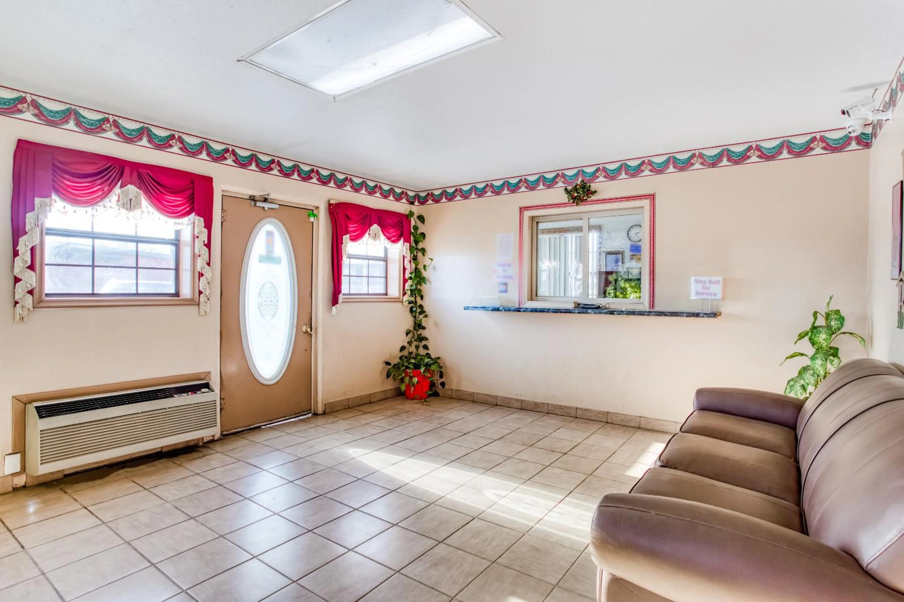 Seating area in OYO Hotel Bald Knob AR Hwy 64
