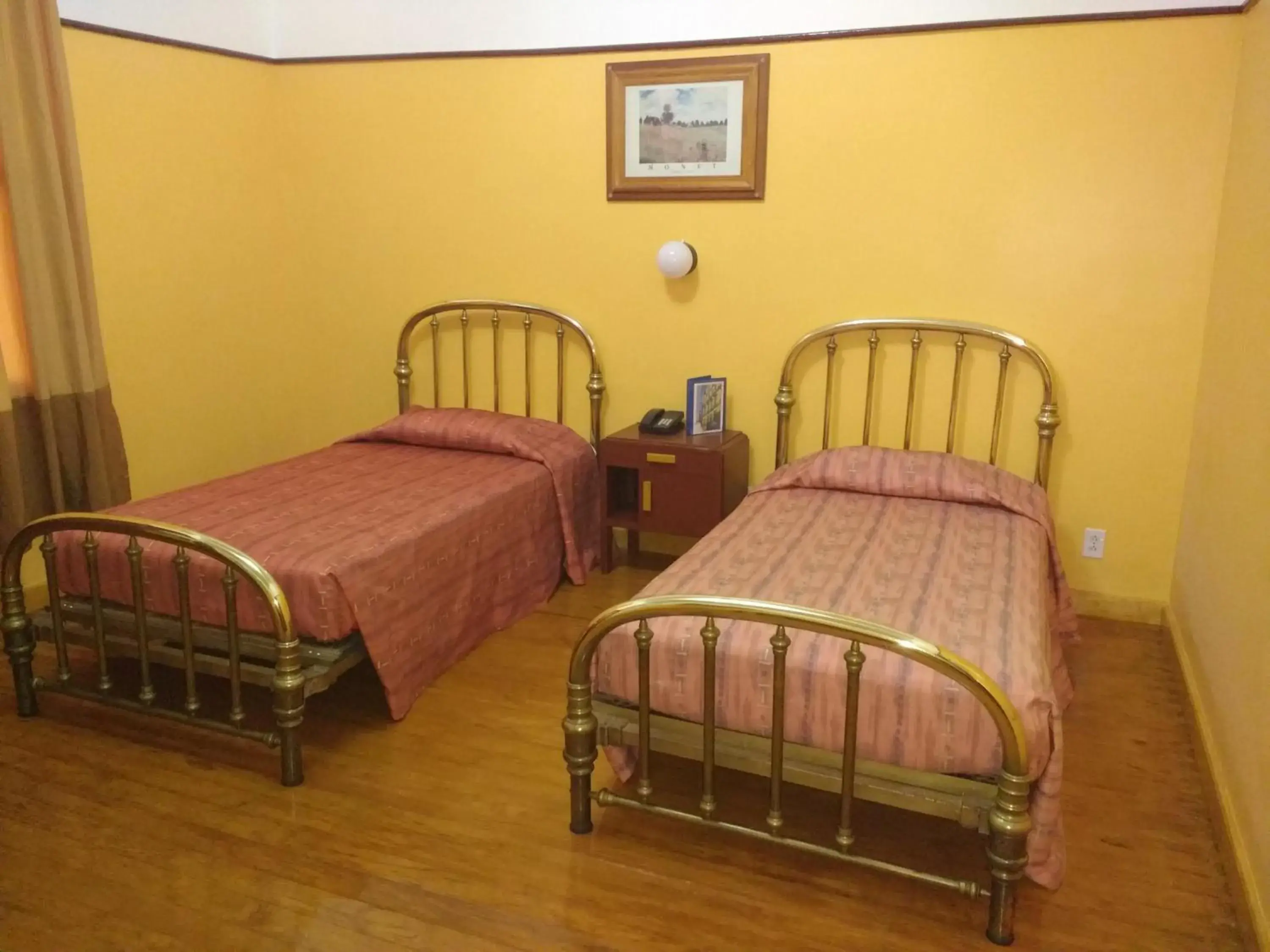 Twin Room - single occupancy in Hotel Isabel Twin Room - single occupancy in Hotel Isabel