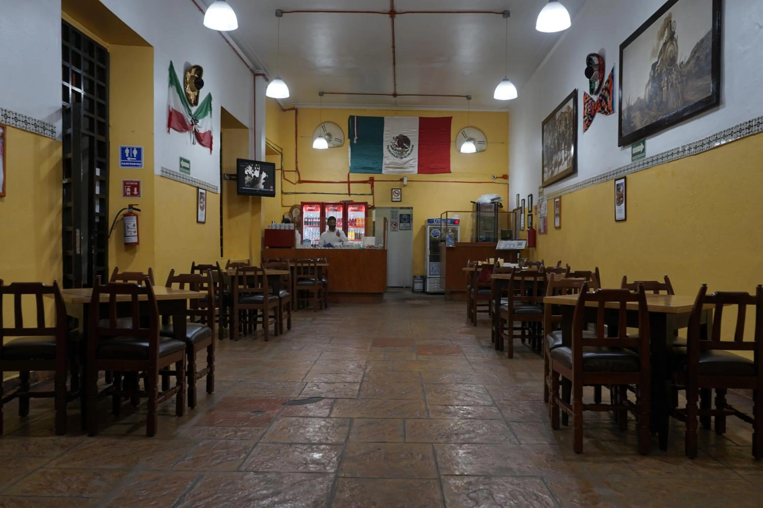 Restaurant/places to eat in Hotel Isabel