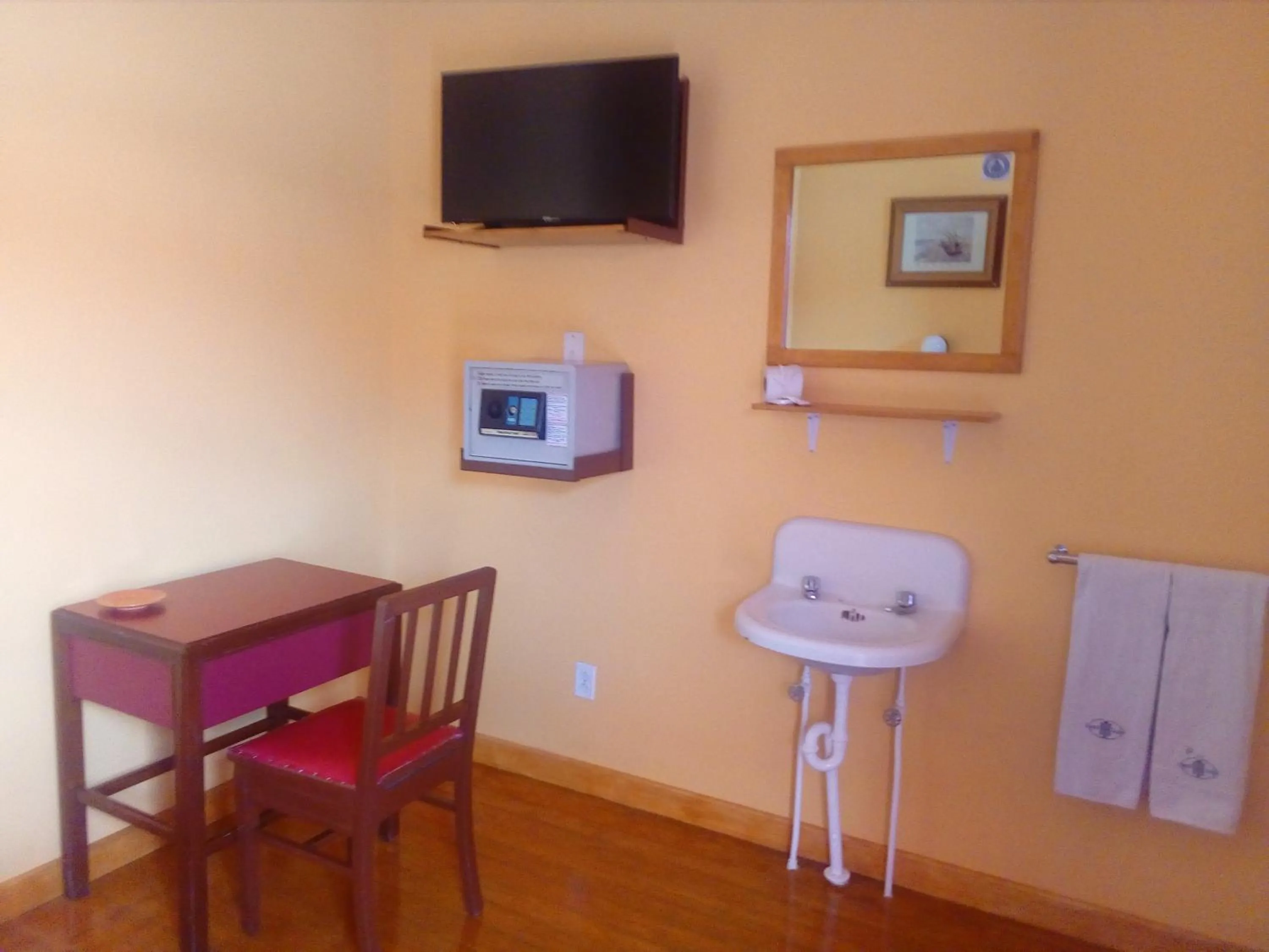 Photo of the whole room in Hotel Isabel