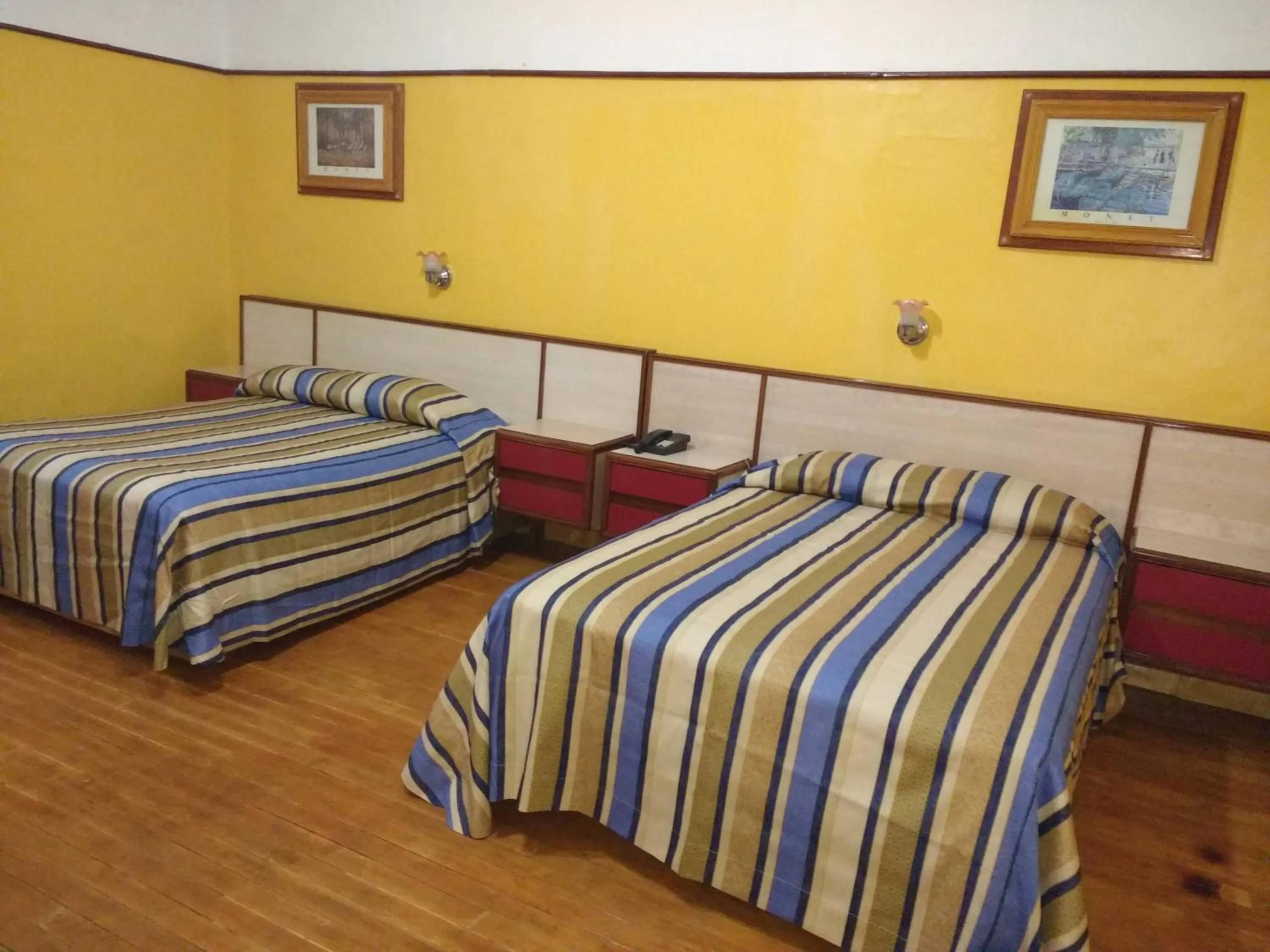 Staff, Bed in Hotel Isabel