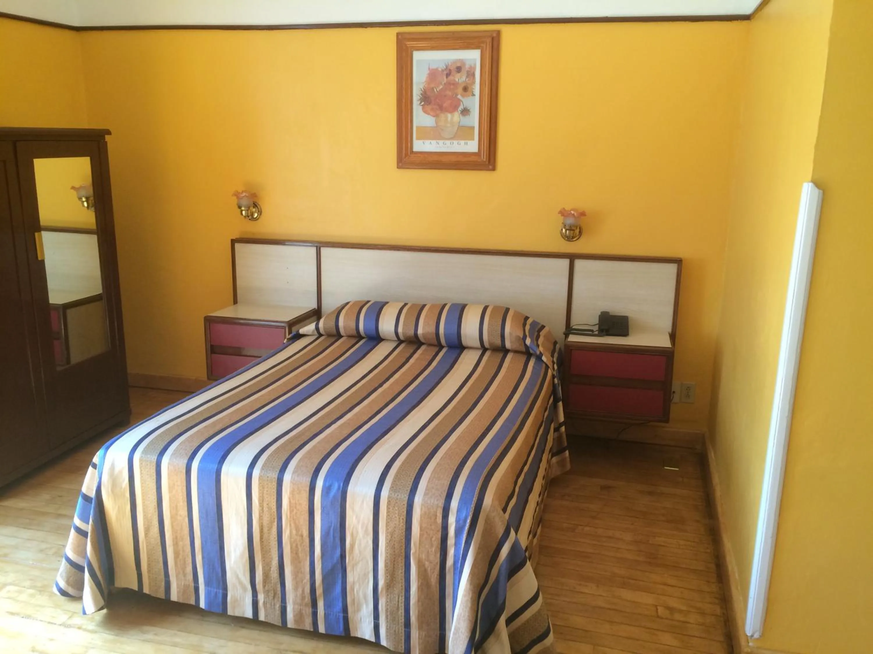 Staff, Bed in Hotel Isabel