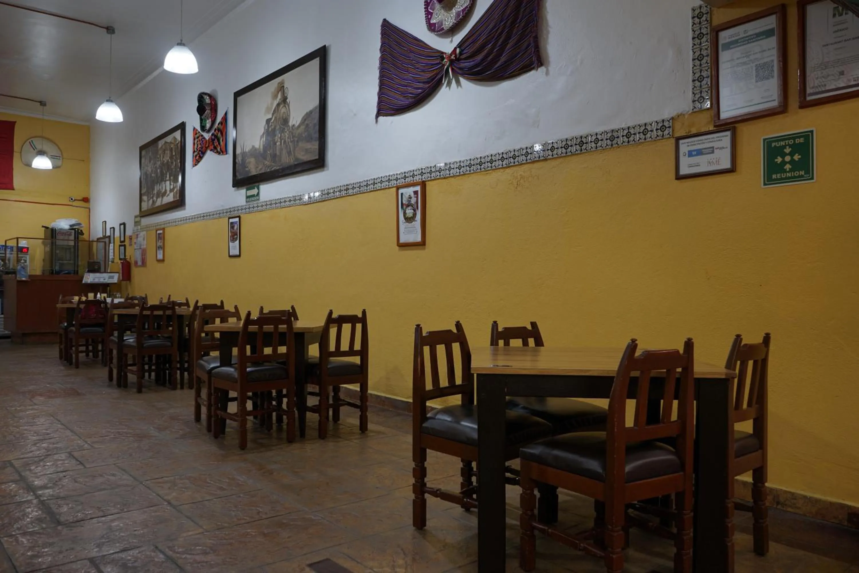 Restaurant/places to eat in Hotel Isabel
