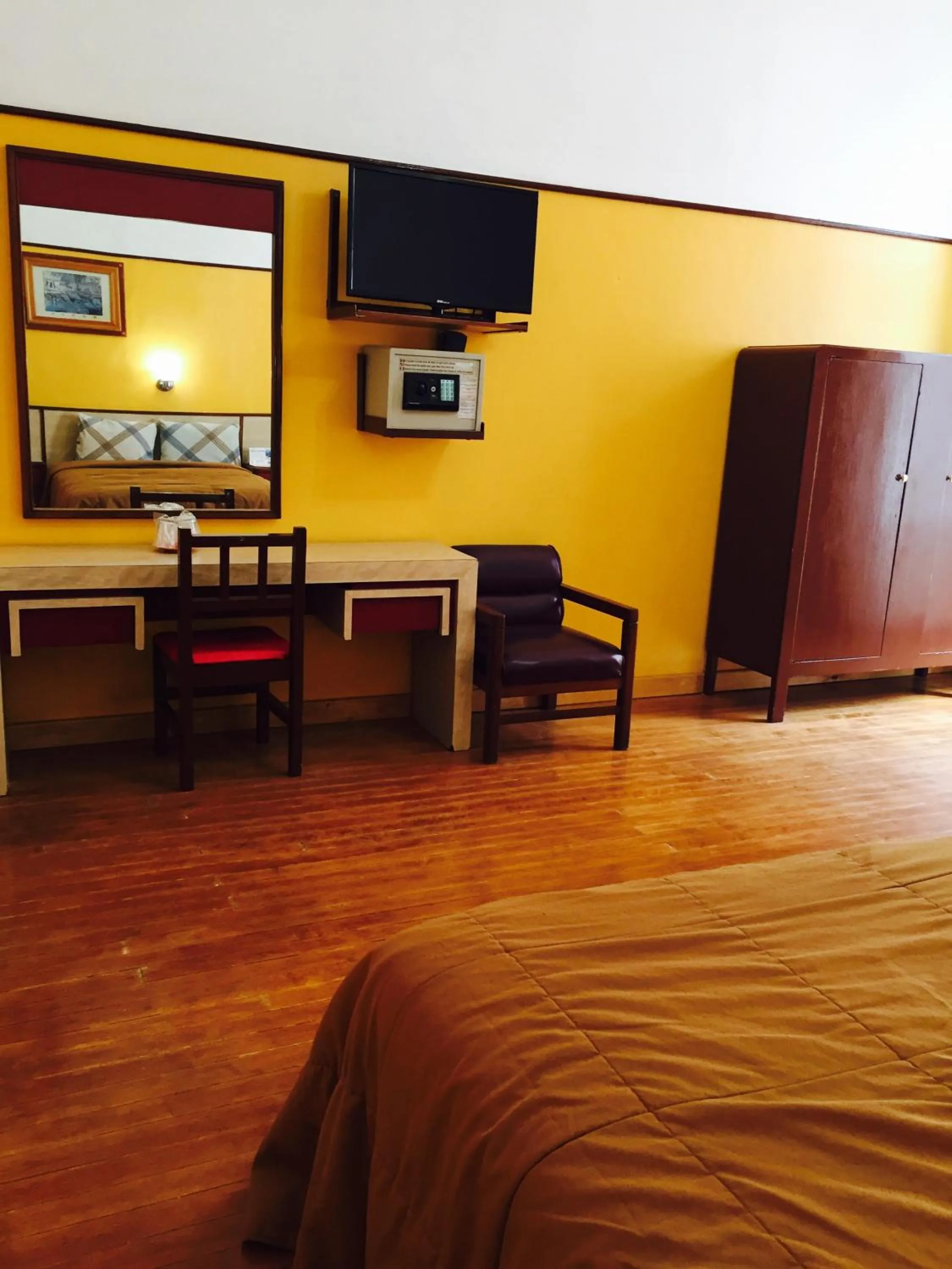 Staff, Bed in Hotel Isabel