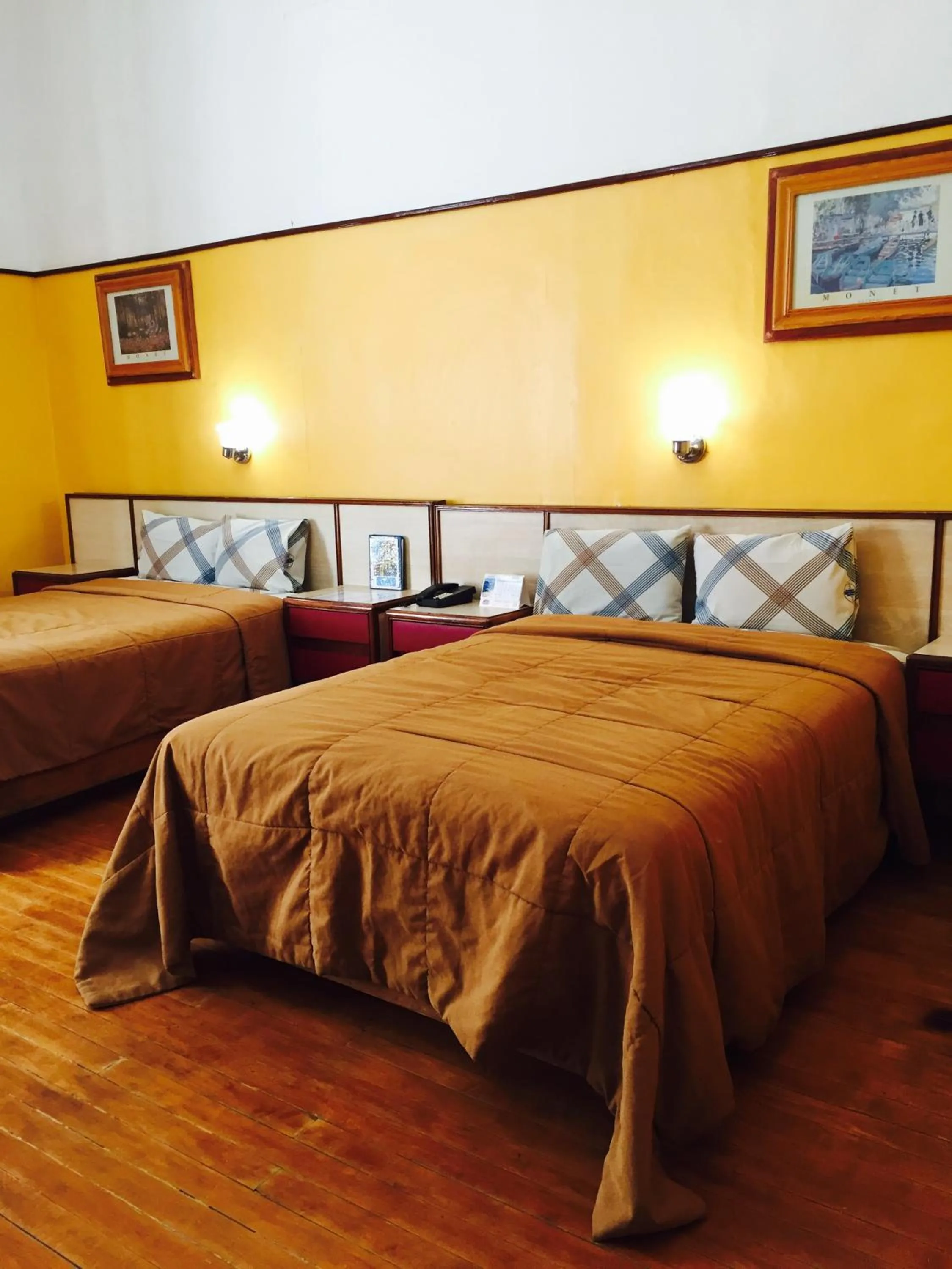 Staff, Bed in Hotel Isabel