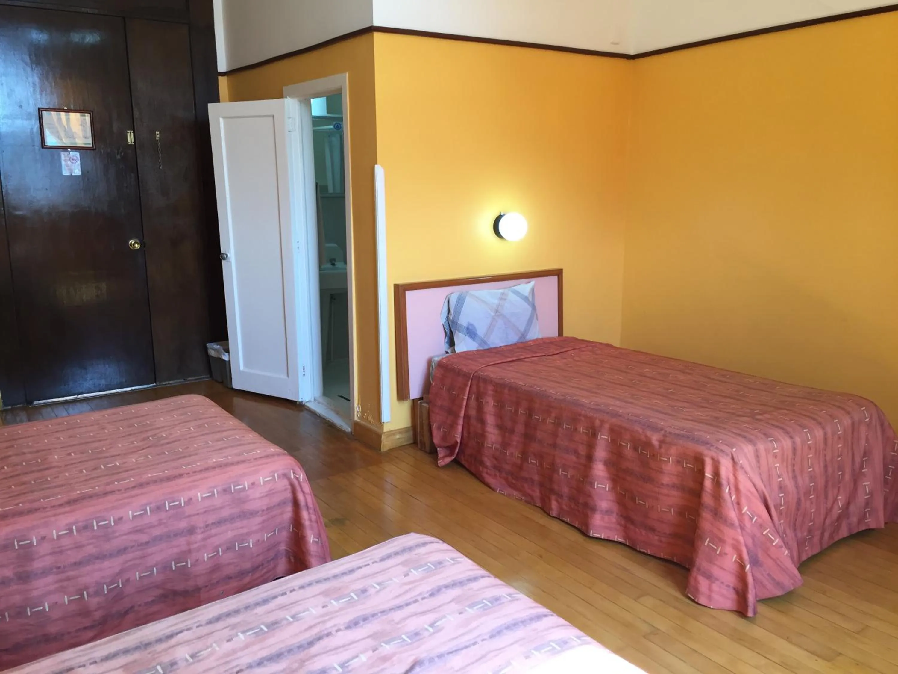 Staff, Bed in Hotel Isabel