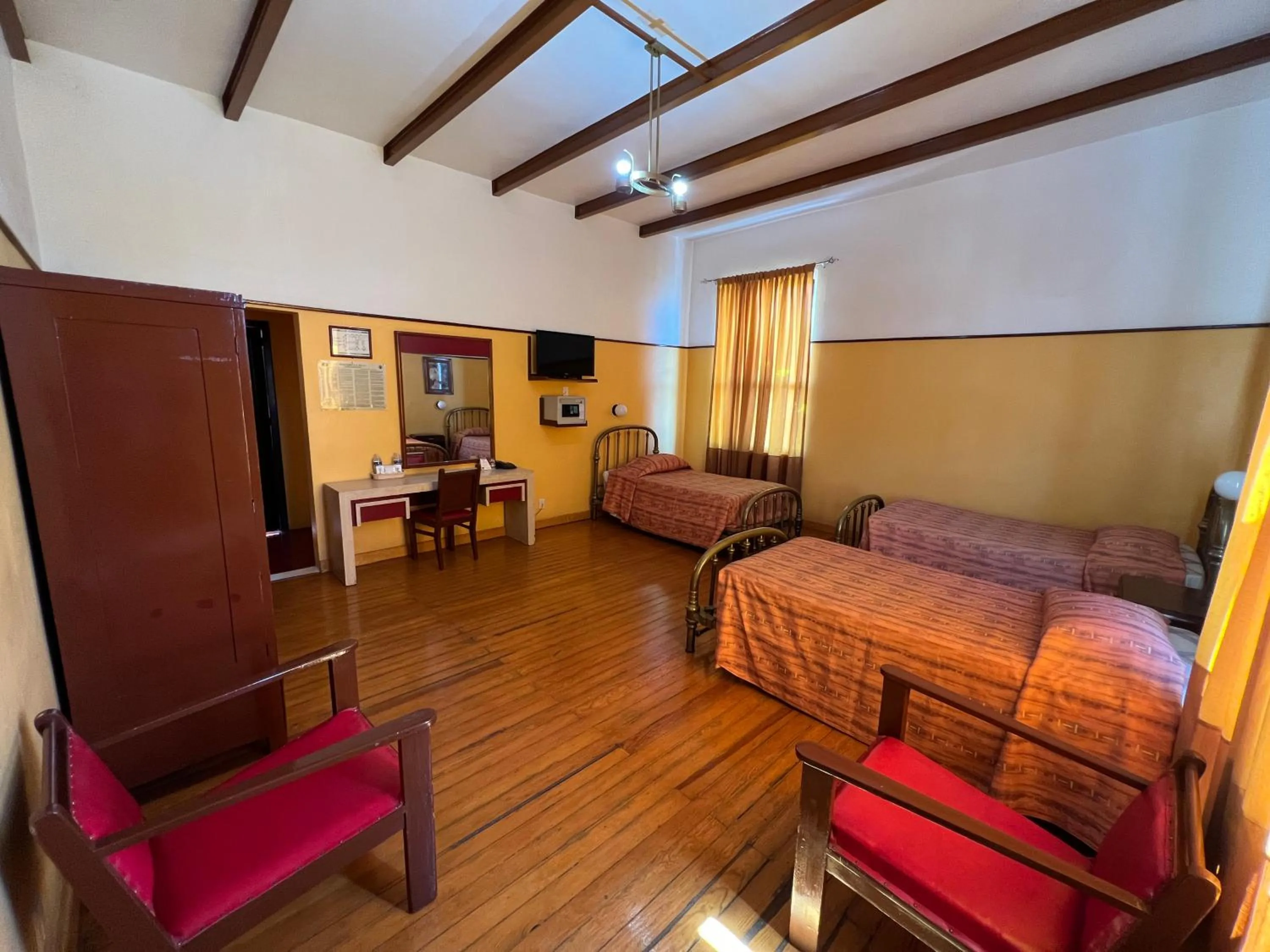 Photo of the whole room in Hotel Isabel