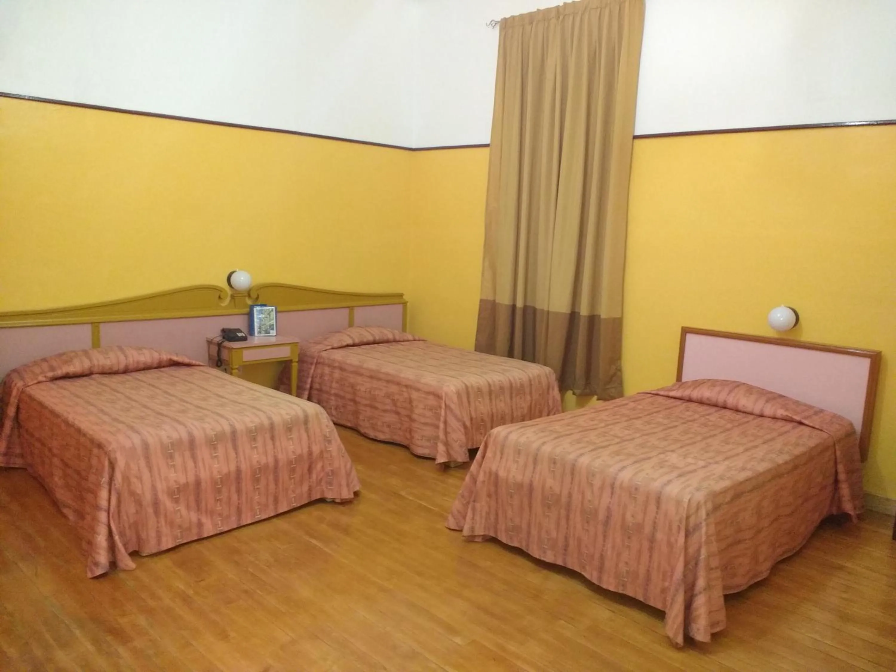 Staff, Bed in Hotel Isabel