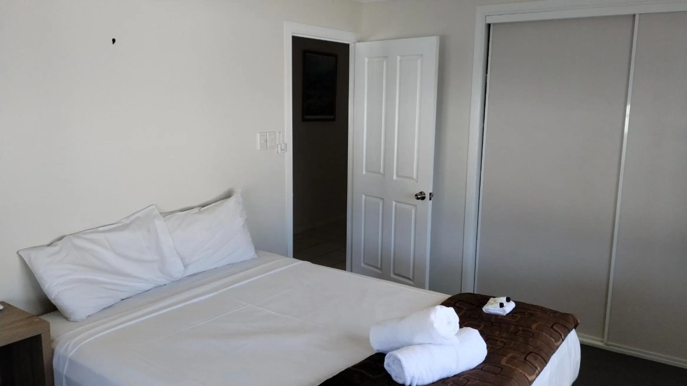 Bedroom, Bed in Tully Motel