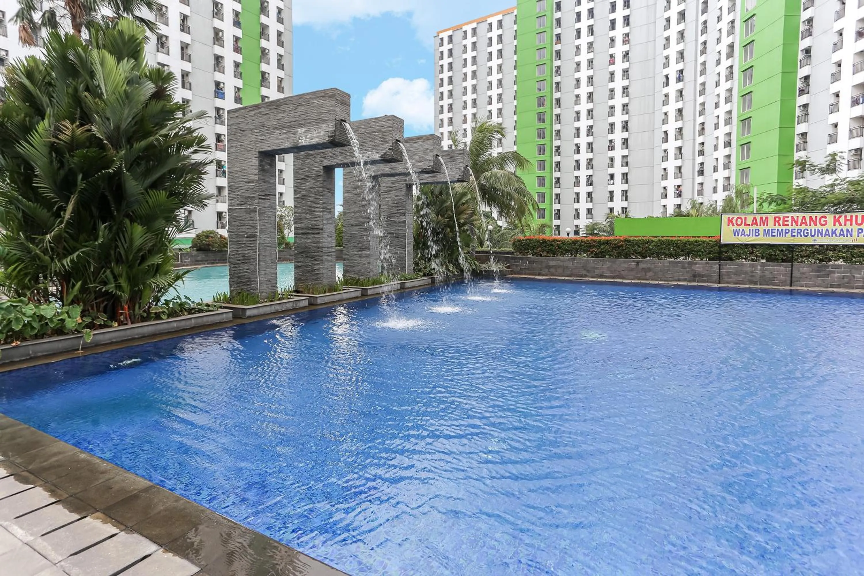 Swimming pool in Juragan Room