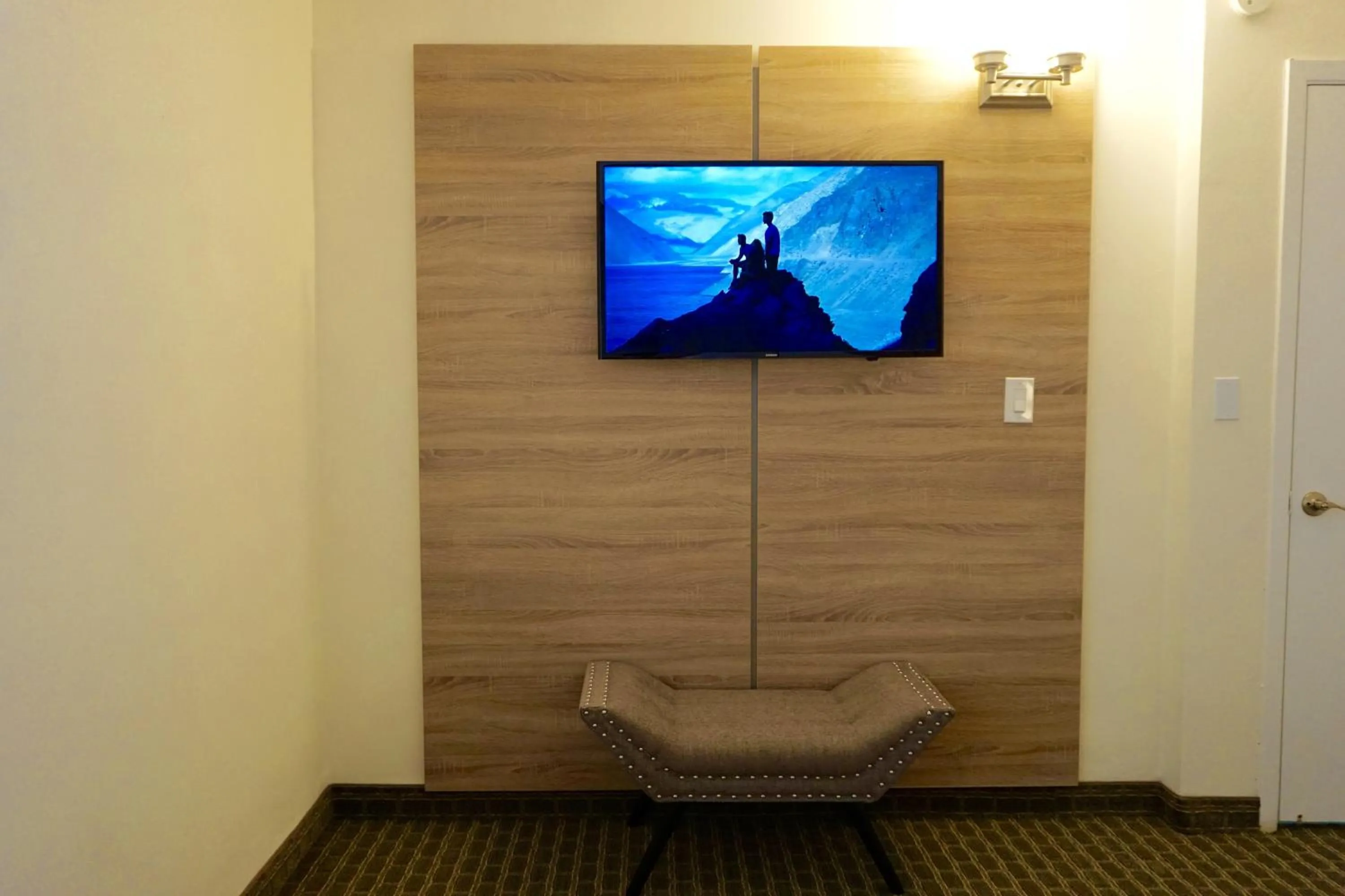 TV and multimedia in Club Lux Resort By The Beach