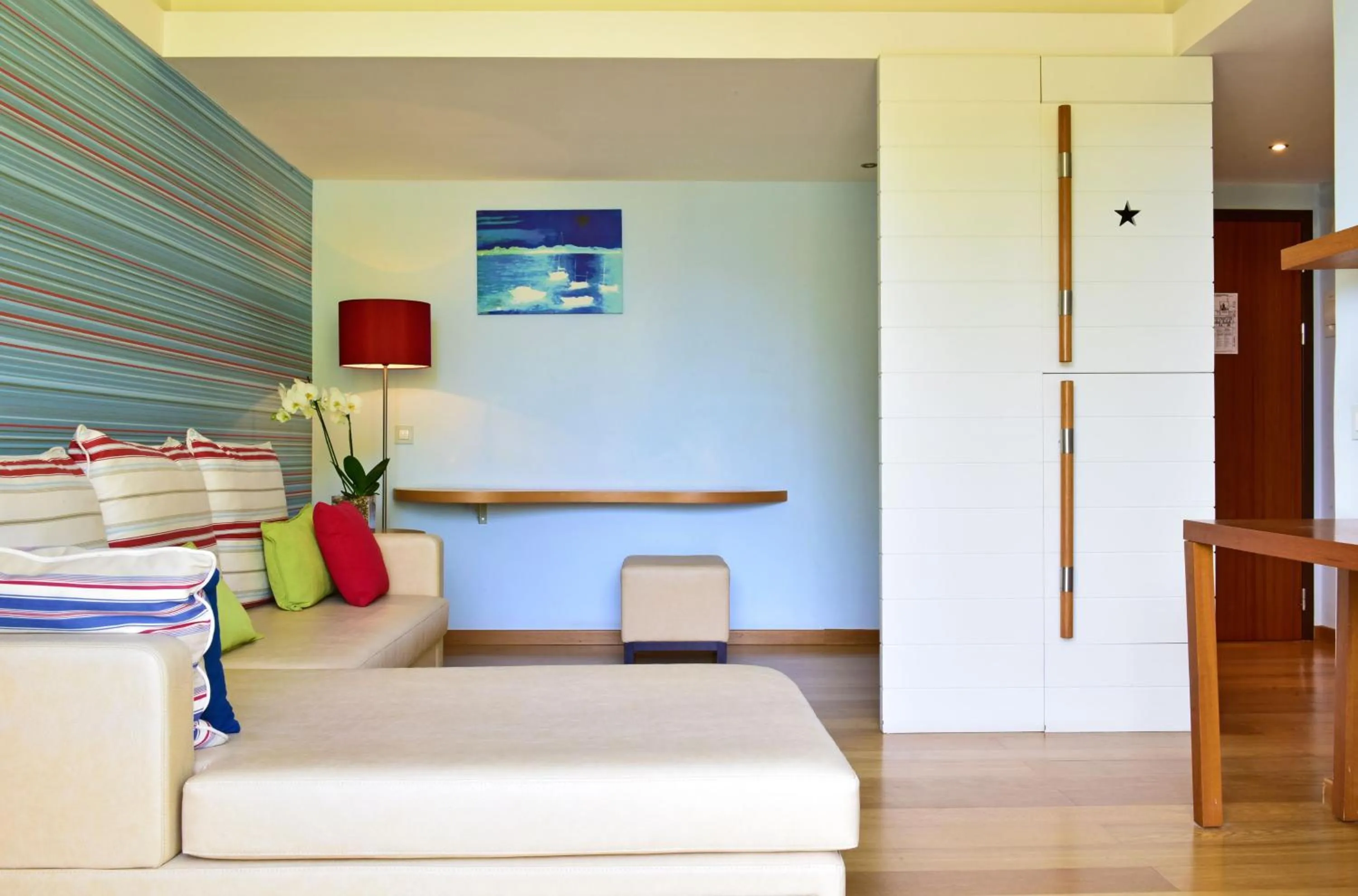 Living room, Bed in Pestana D. João II Beach & Golf Resort