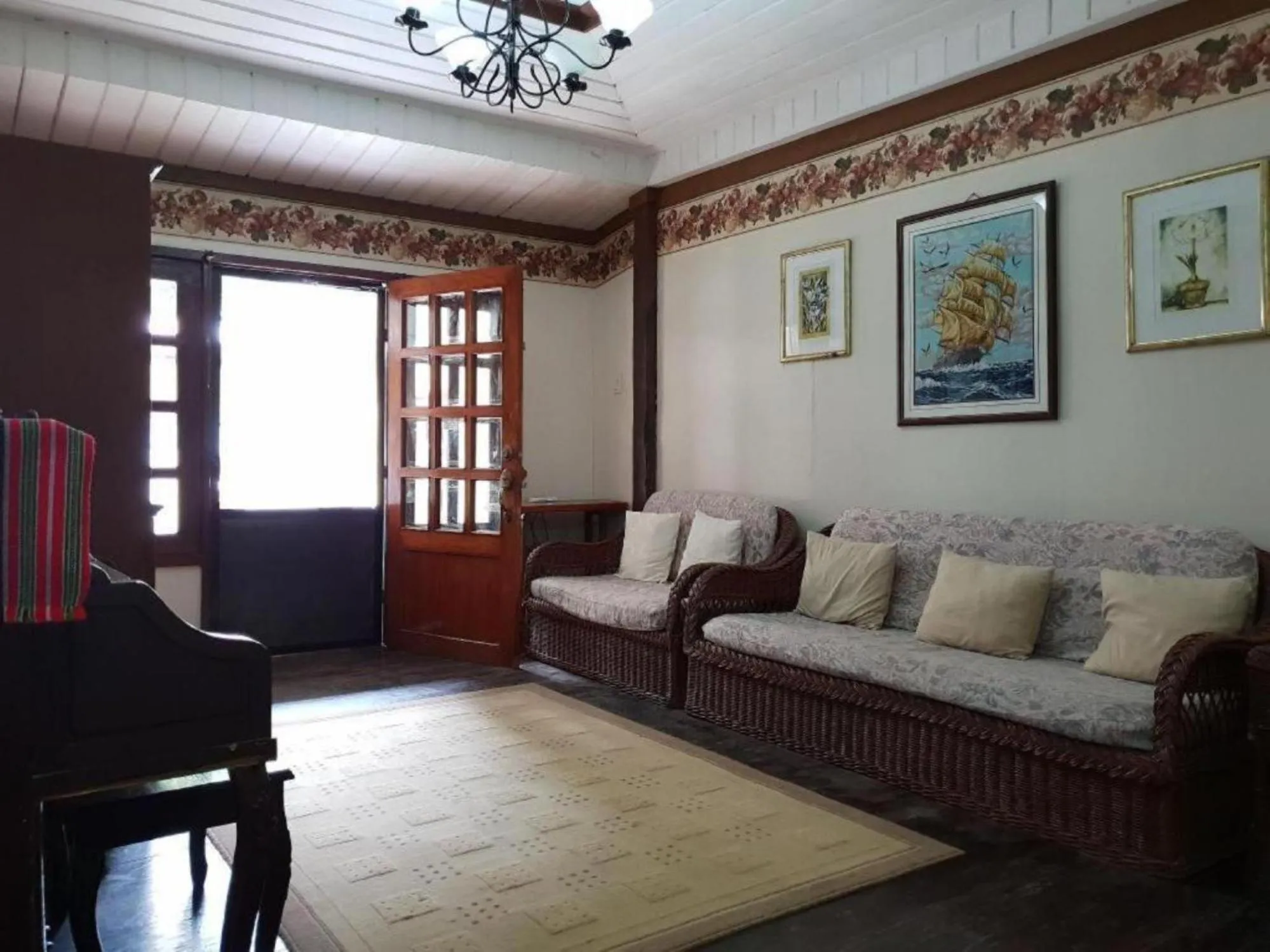 Living room in UrbanView BNKY Bed and Breakfast Palawan by RedDoorz