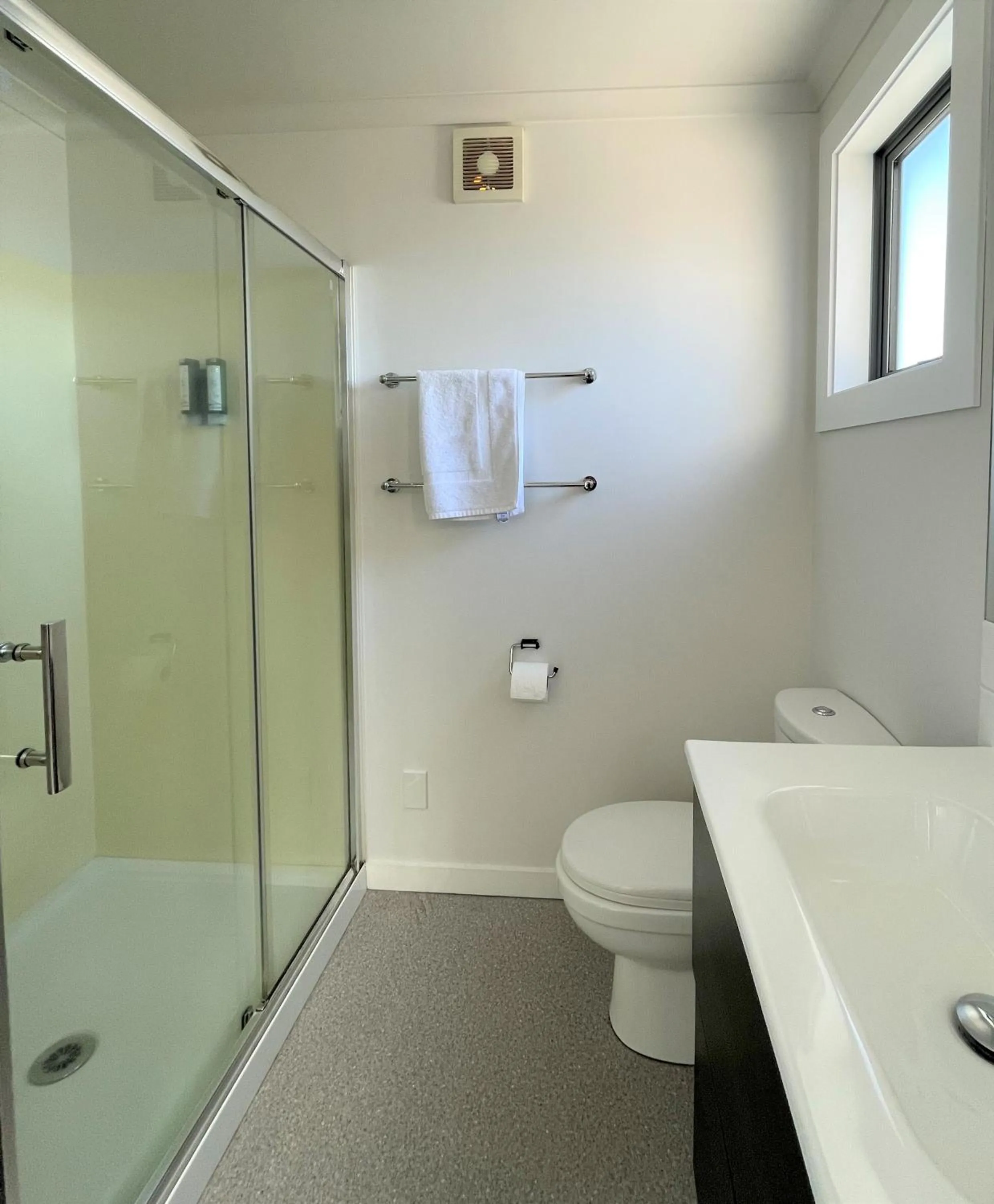 Shower in Colonial Motel