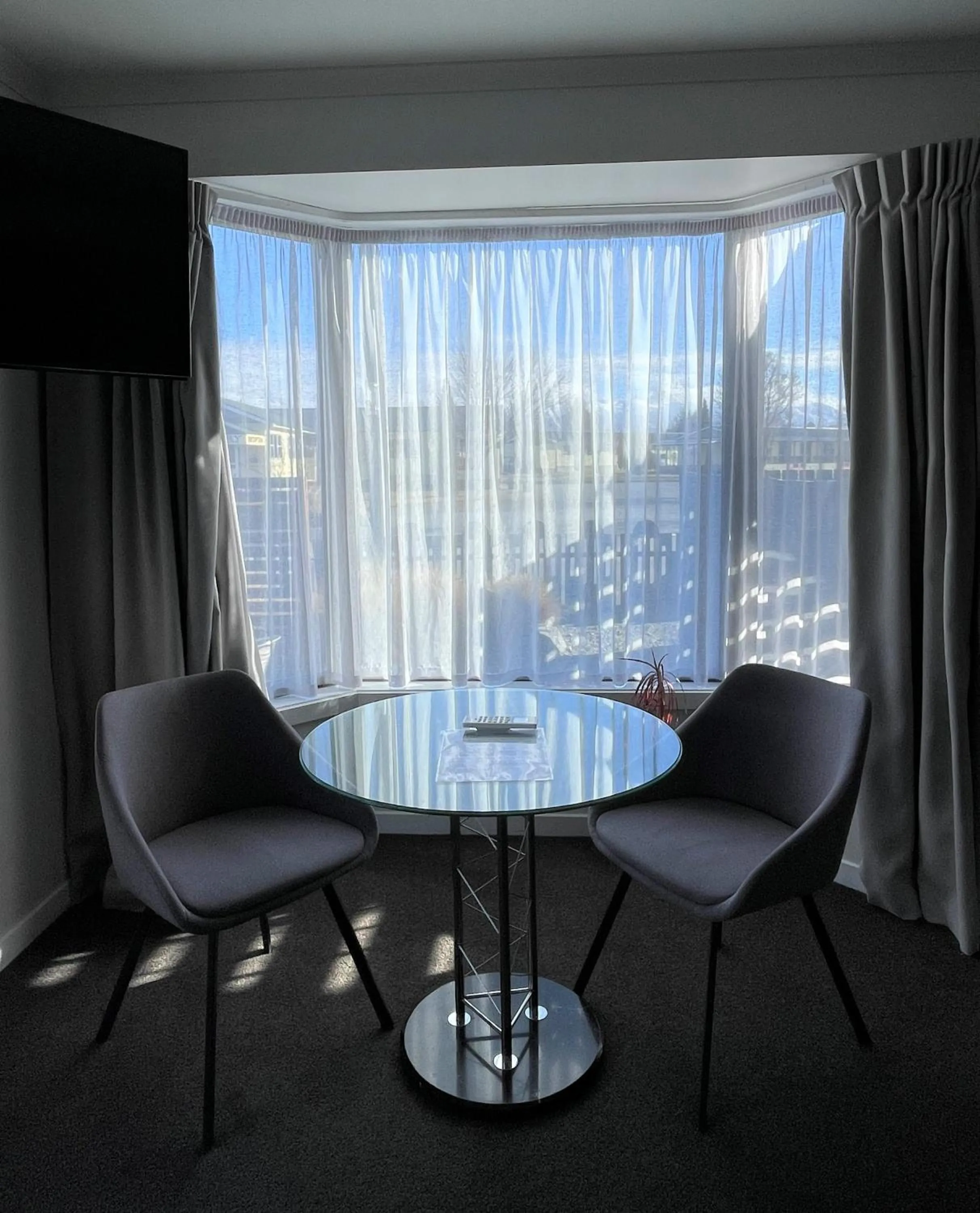 Dining area in Colonial Motel