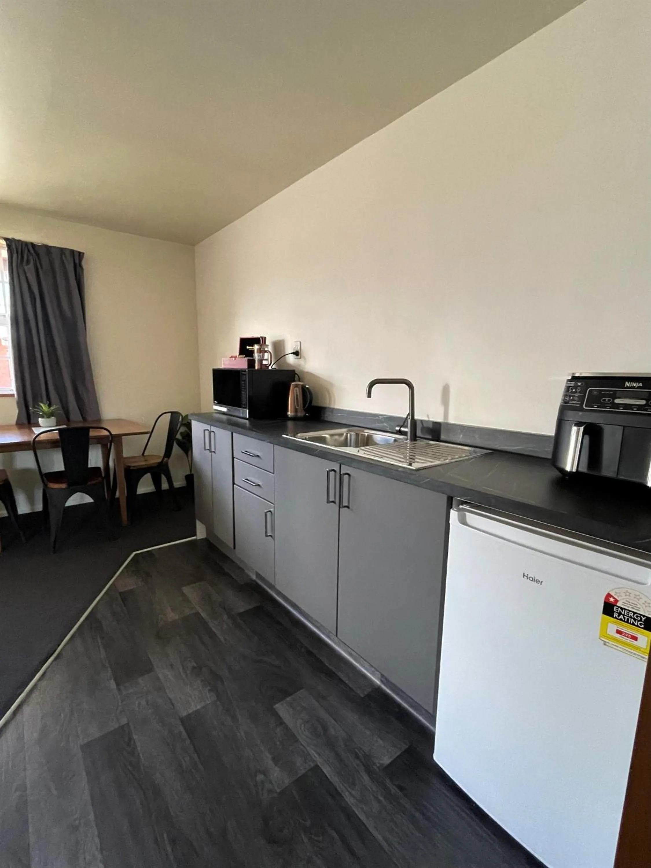 Kitchen or kitchenette in Colonial Motel