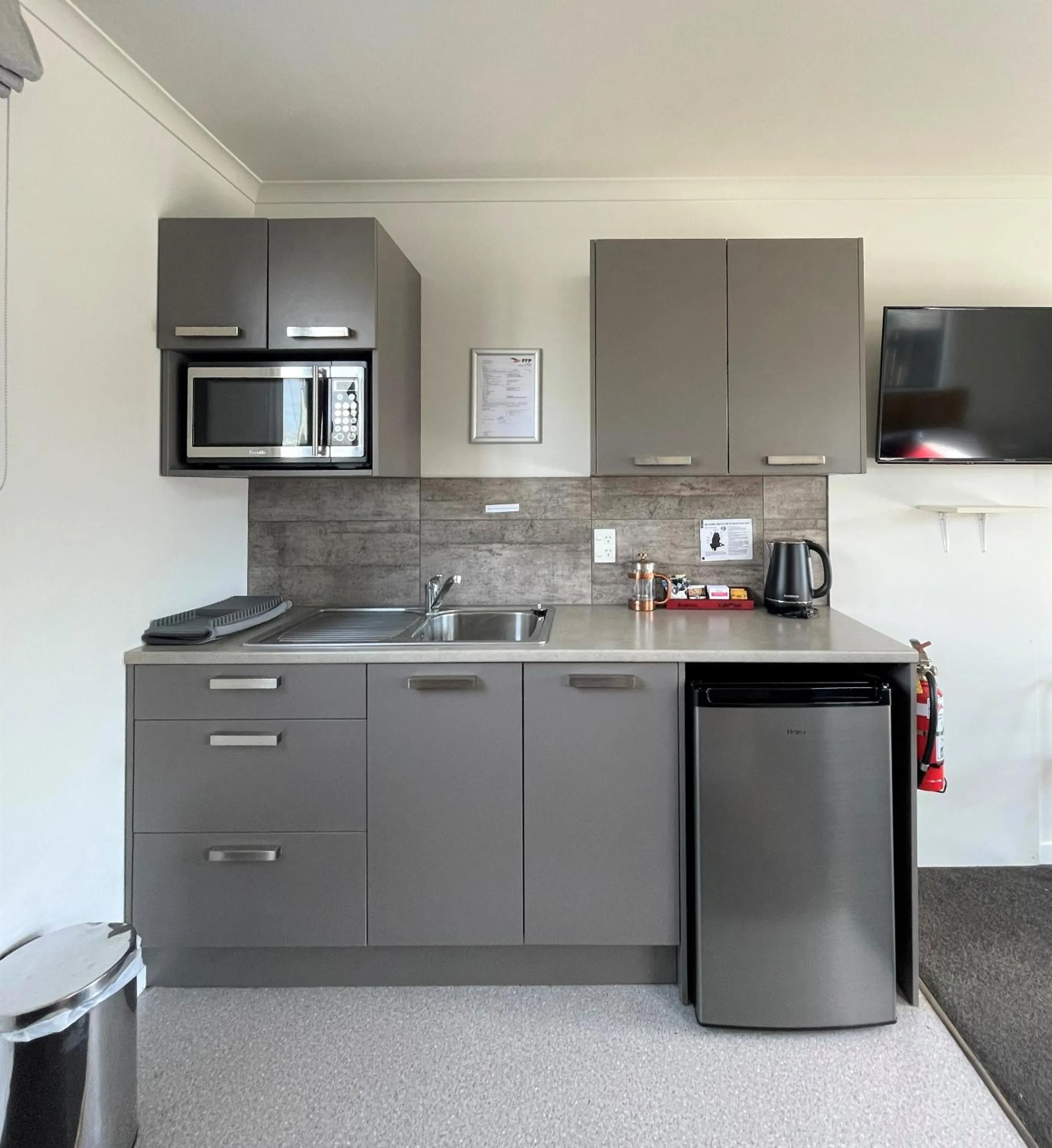 Coffee/tea facilities in Colonial Motel