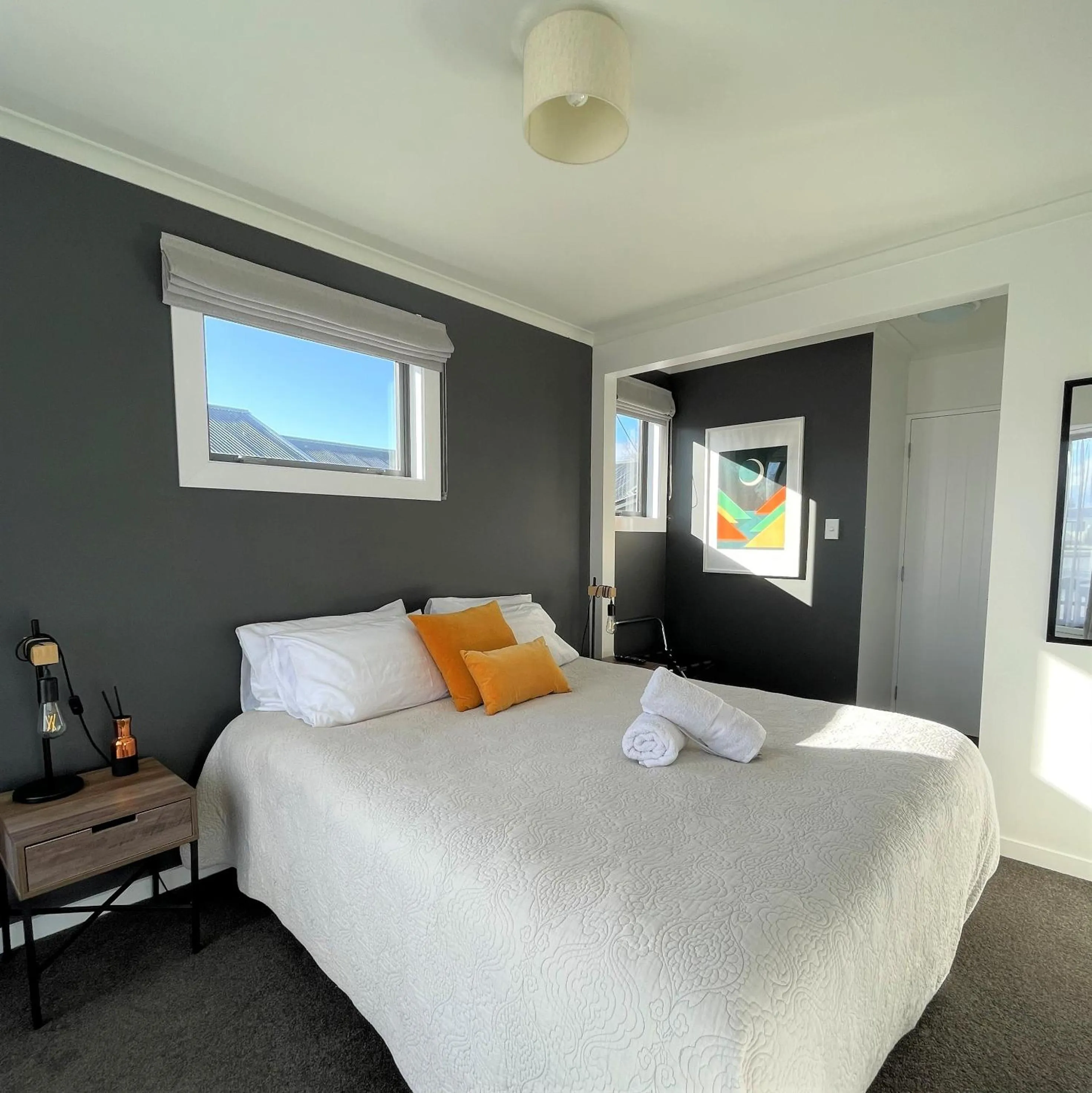 Bedroom, Bed in Colonial Motel