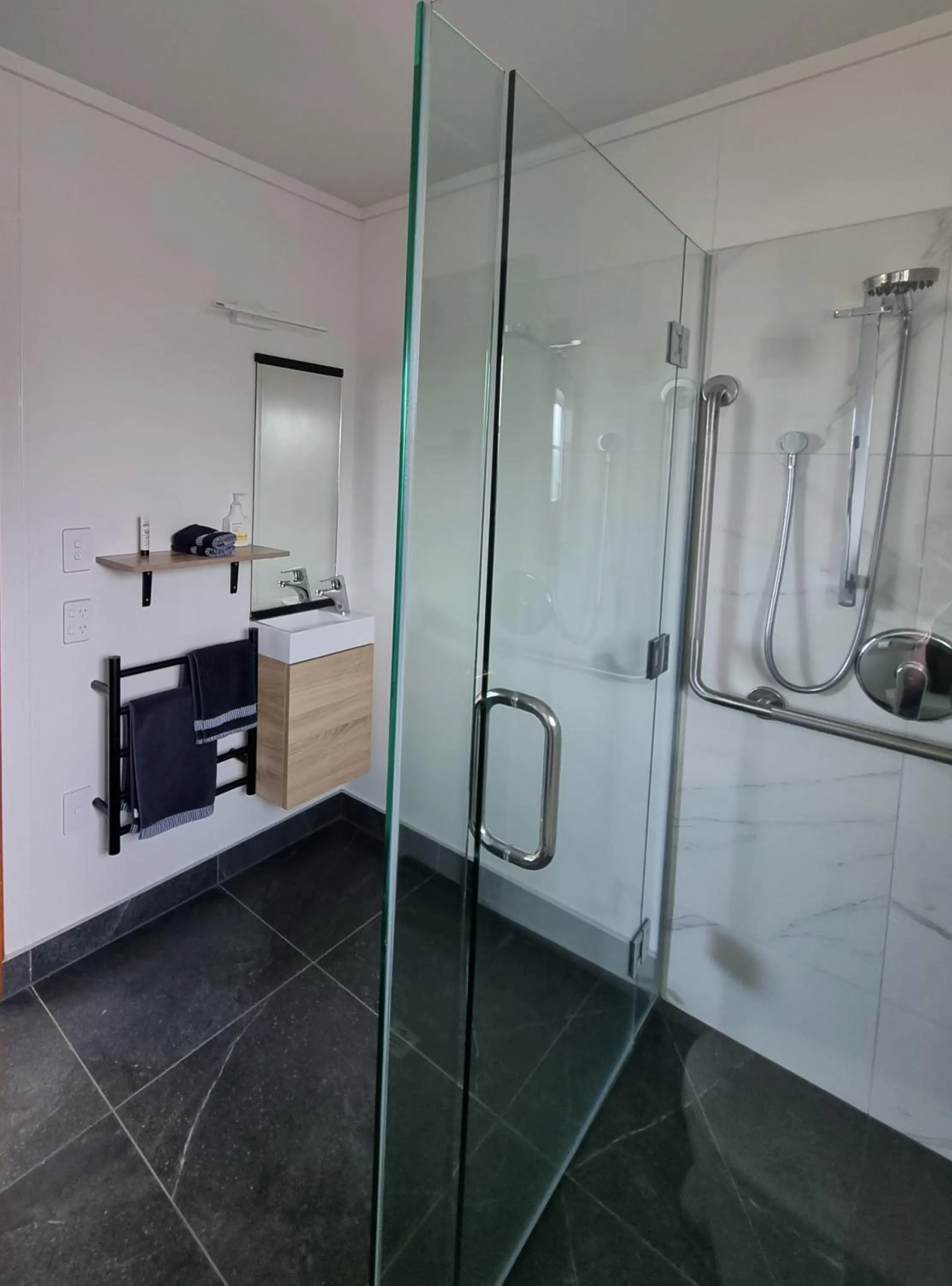 Shower in Colonial Motel