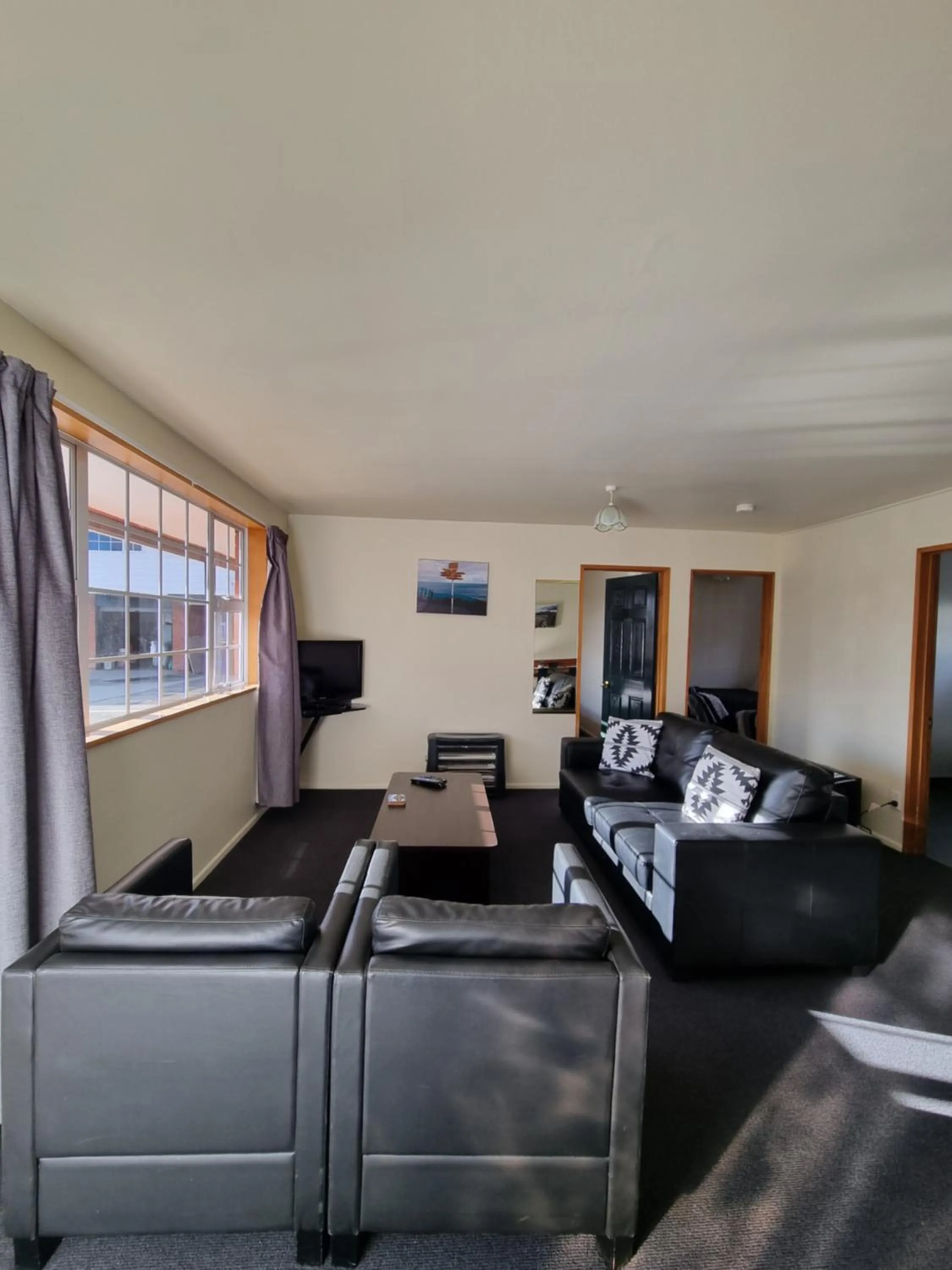 Living room in Colonial Motel