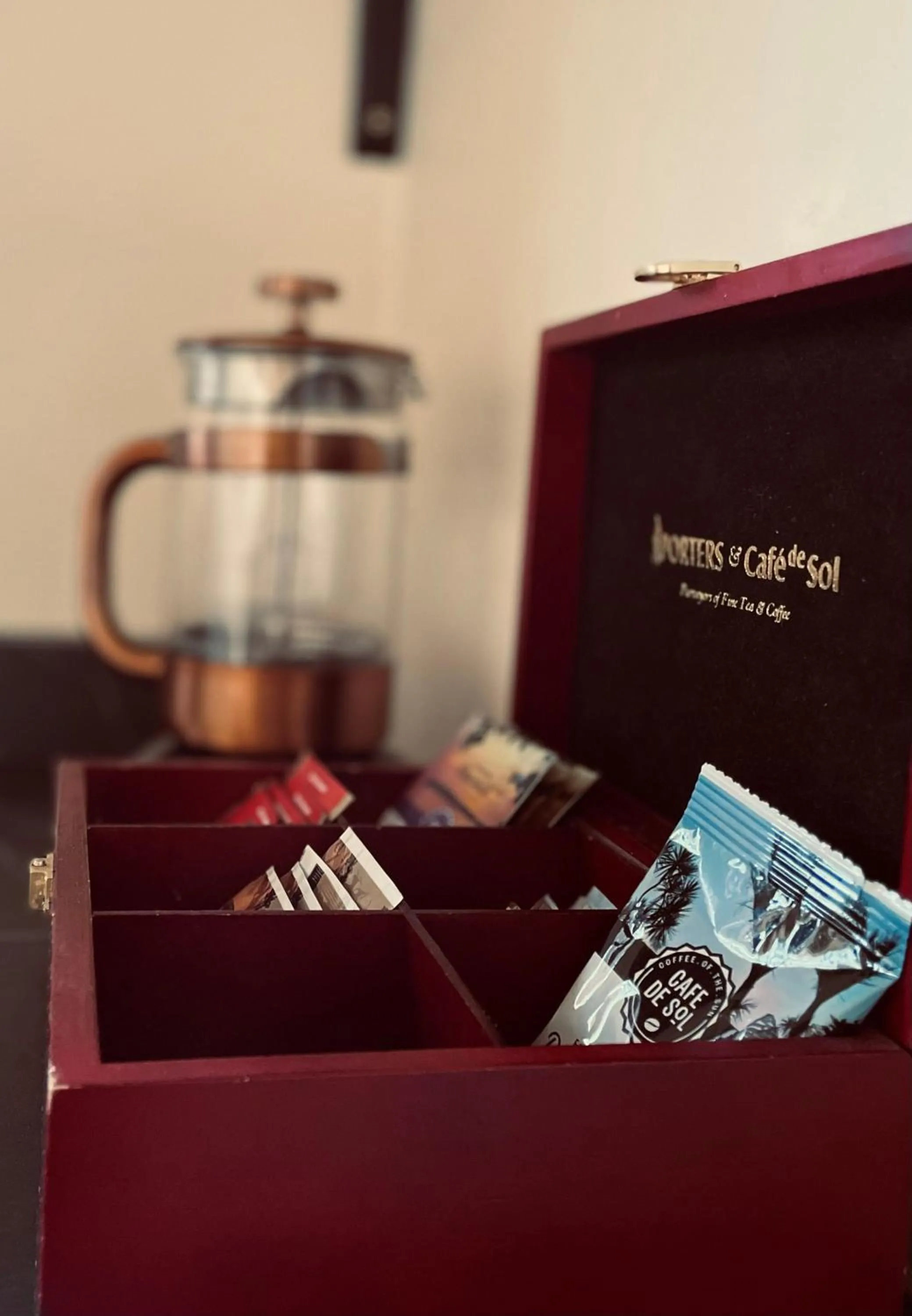 Coffee/tea facilities in Colonial Motel