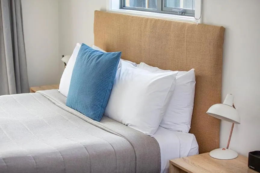 Bedroom, Bed in Colonial Motel