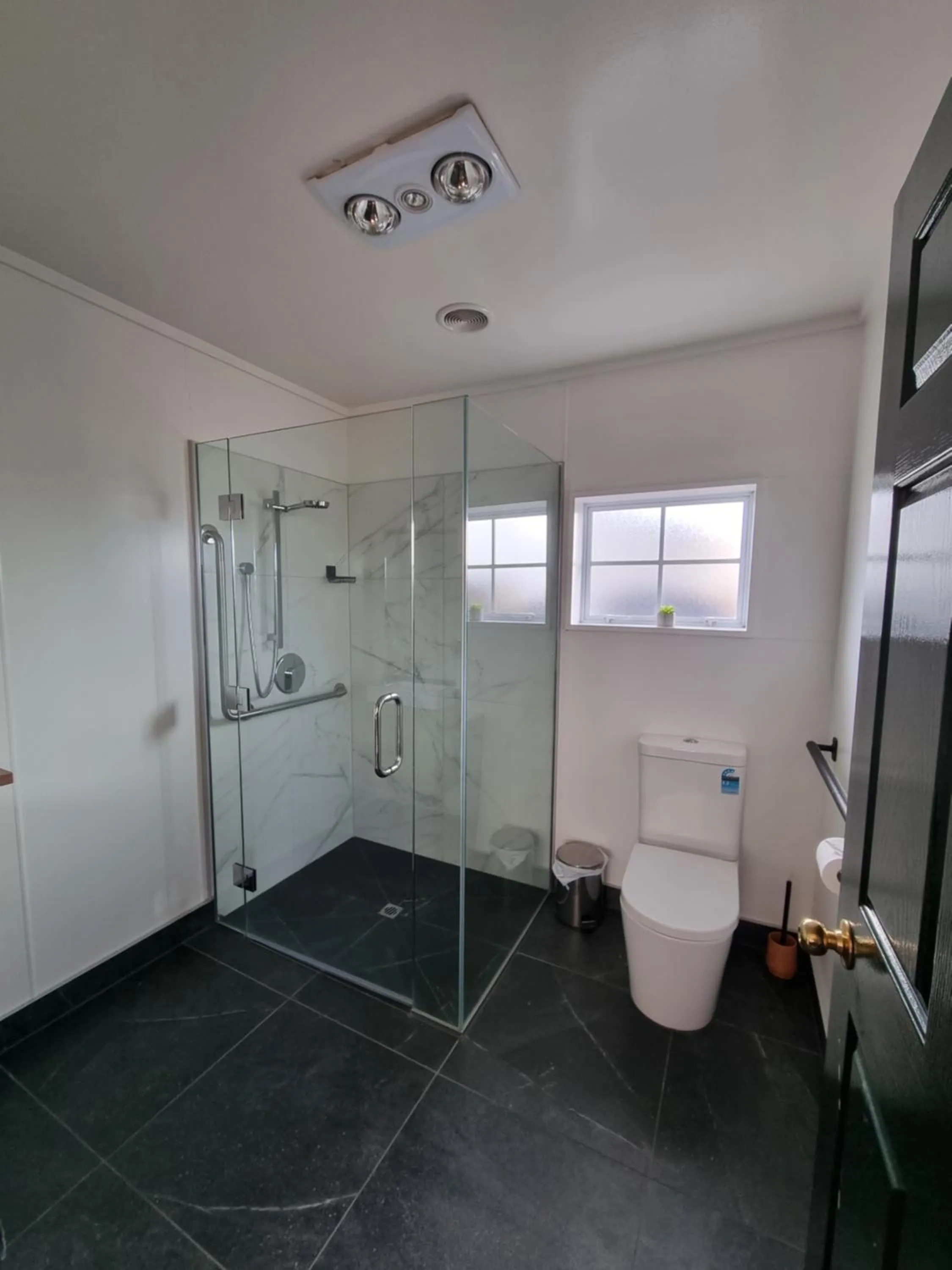 Shower in Colonial Motel