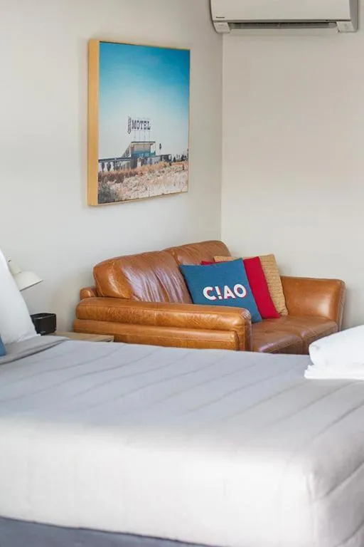 Seating area, Bed in Colonial Motel