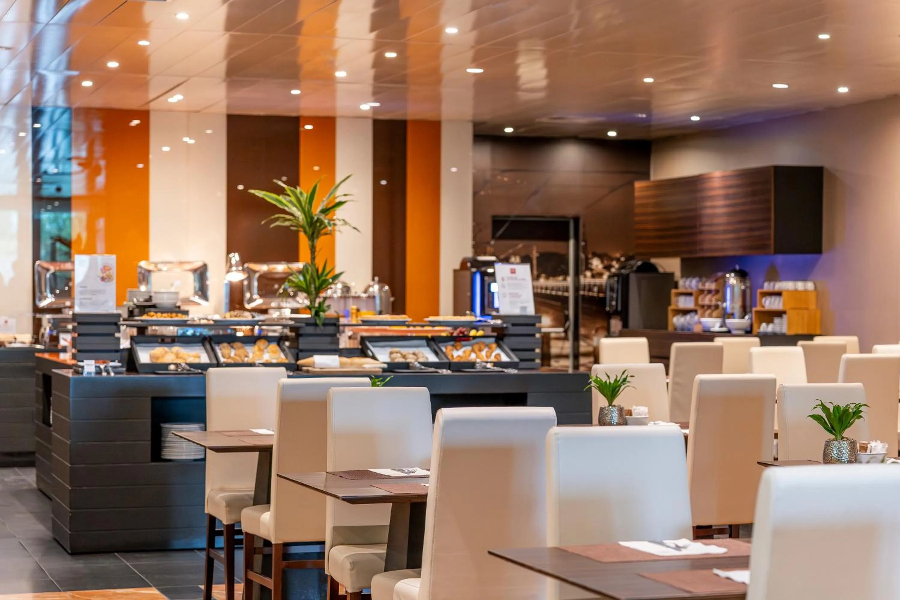 Restaurant/places to eat in HF Ipanema Porto