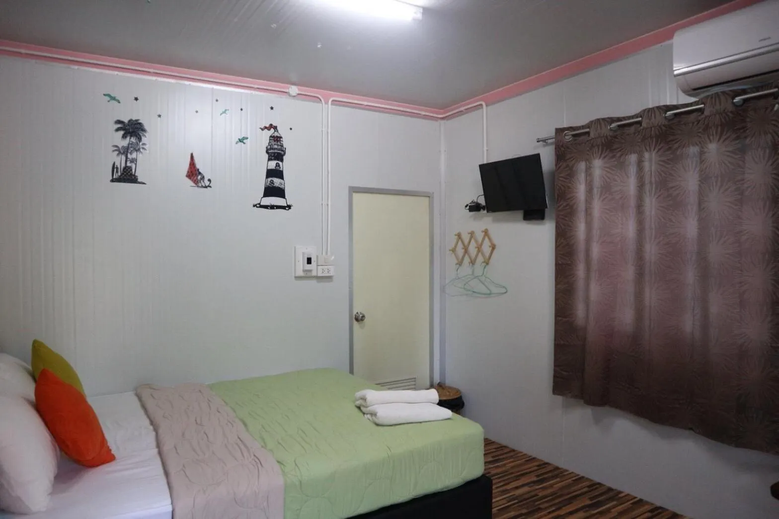 Photo of the whole room, Bed in Baan Suchanuch