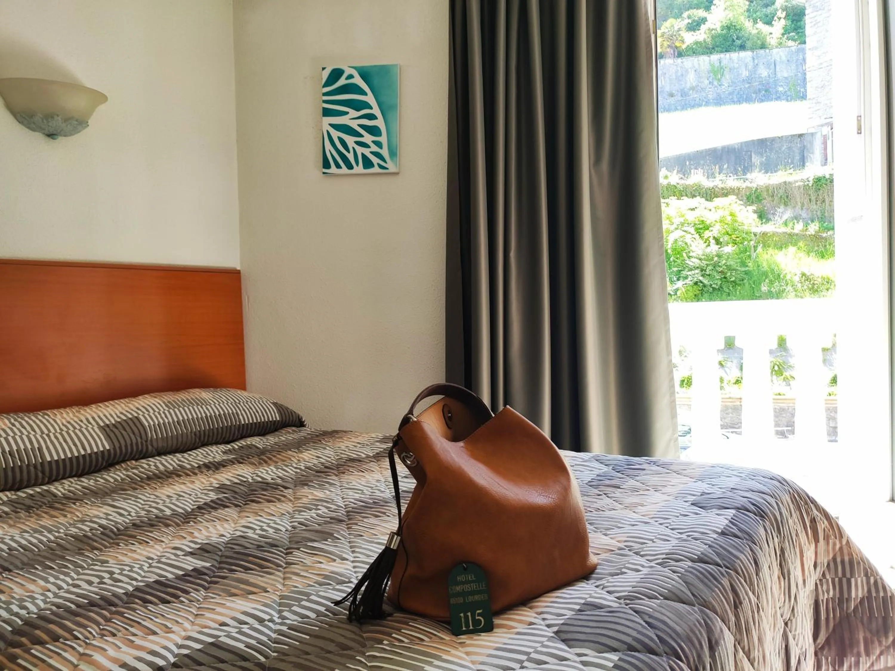 Photo of the whole room, Bed in Hôtel Compostelle