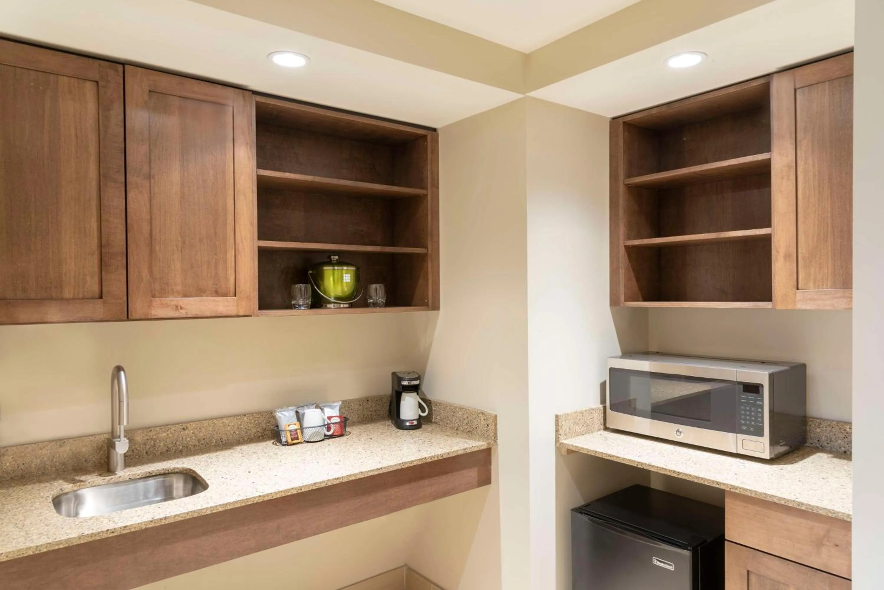 Bedroom in Hyatt Place Detroit/Royal Oak