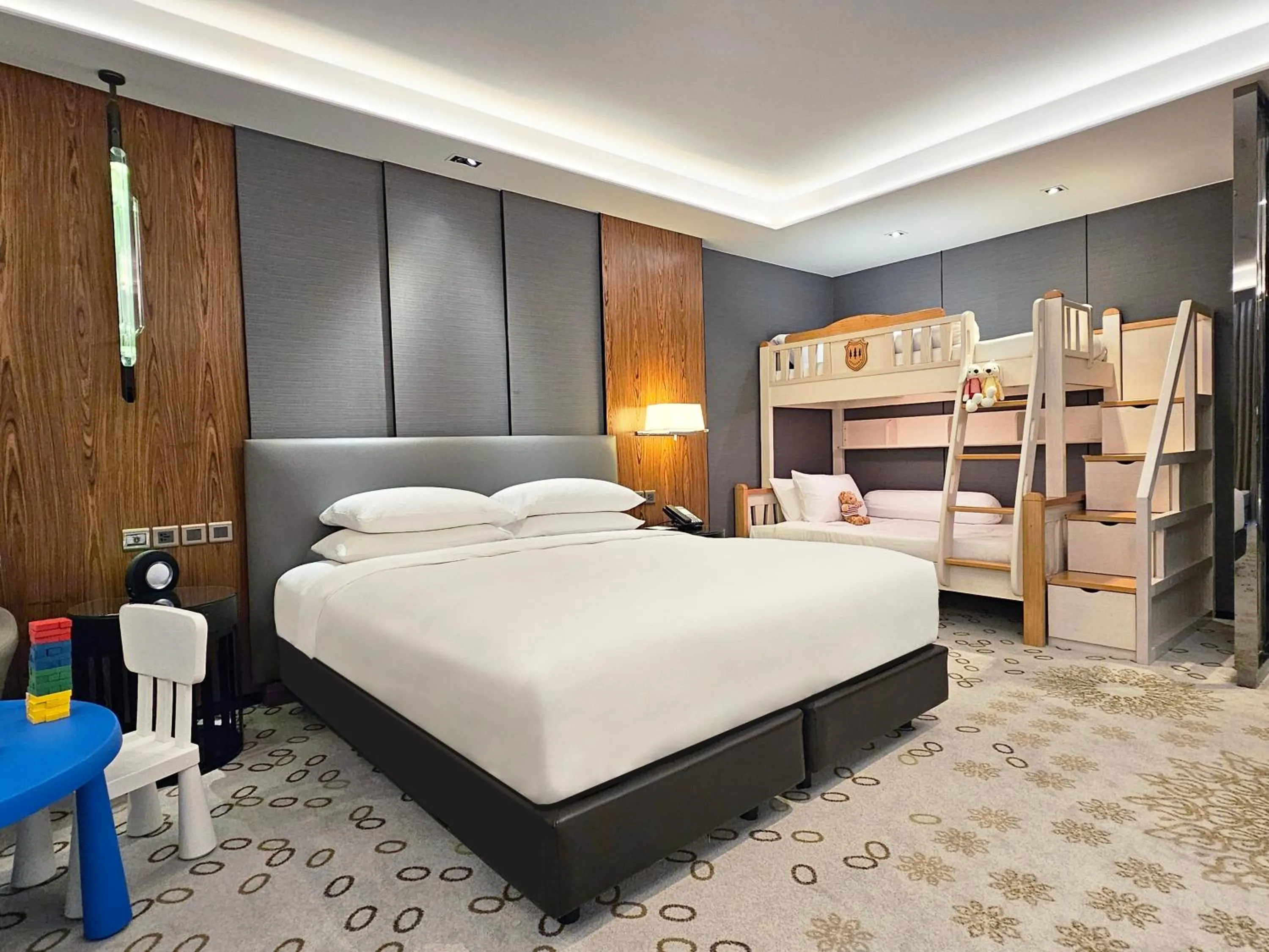 Living room, Bed in Hyatt Regency Bangkok Sukhumvit