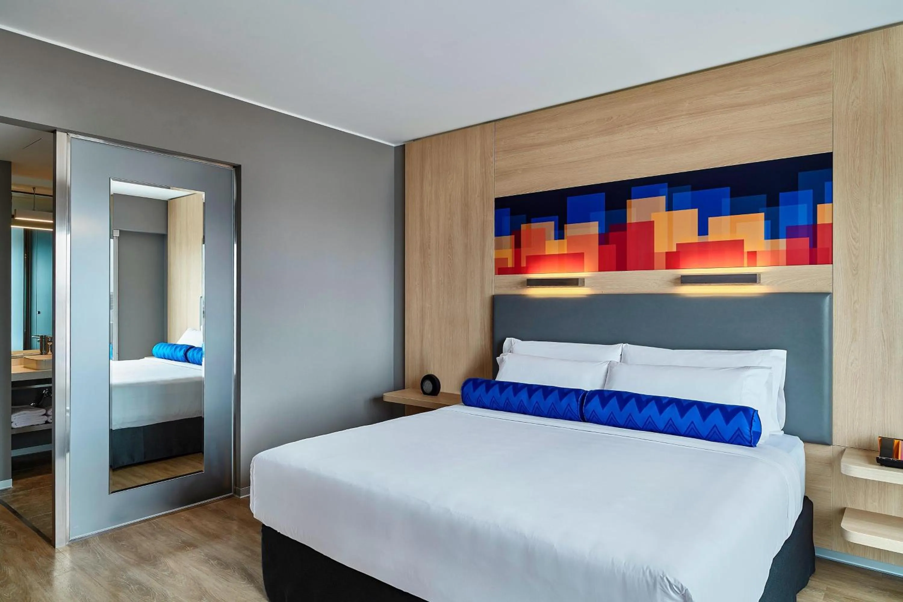Photo of the whole room, Bed in Aloft Lima Miraflores