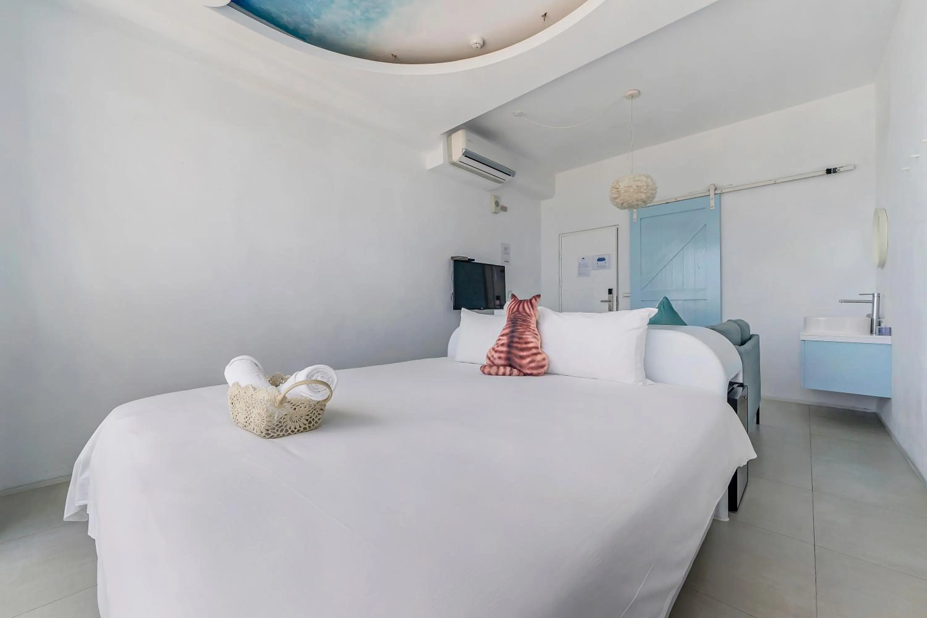 Photo of the whole room, Bed in Cat at Greece