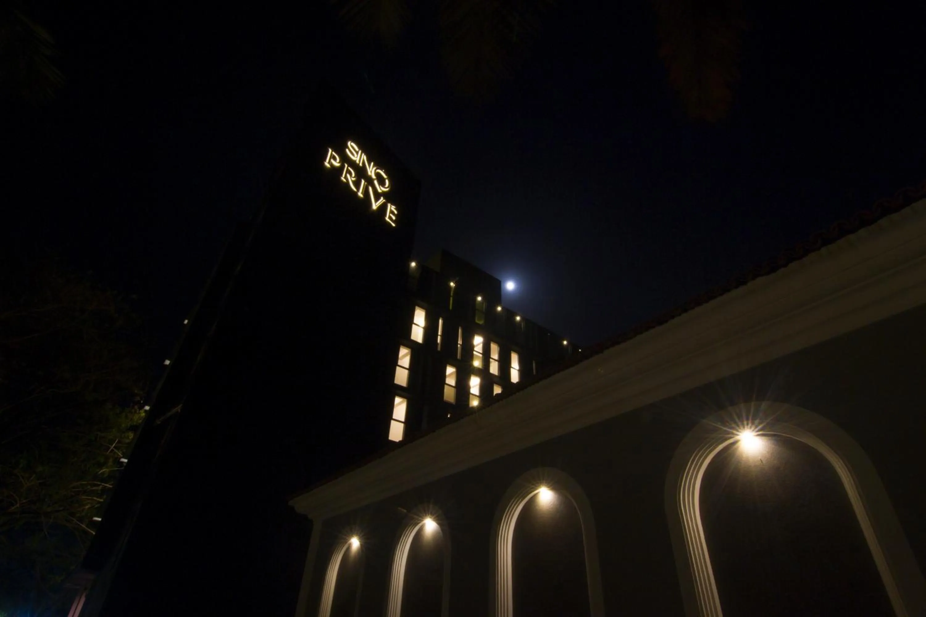 Property building in SinQ Prive