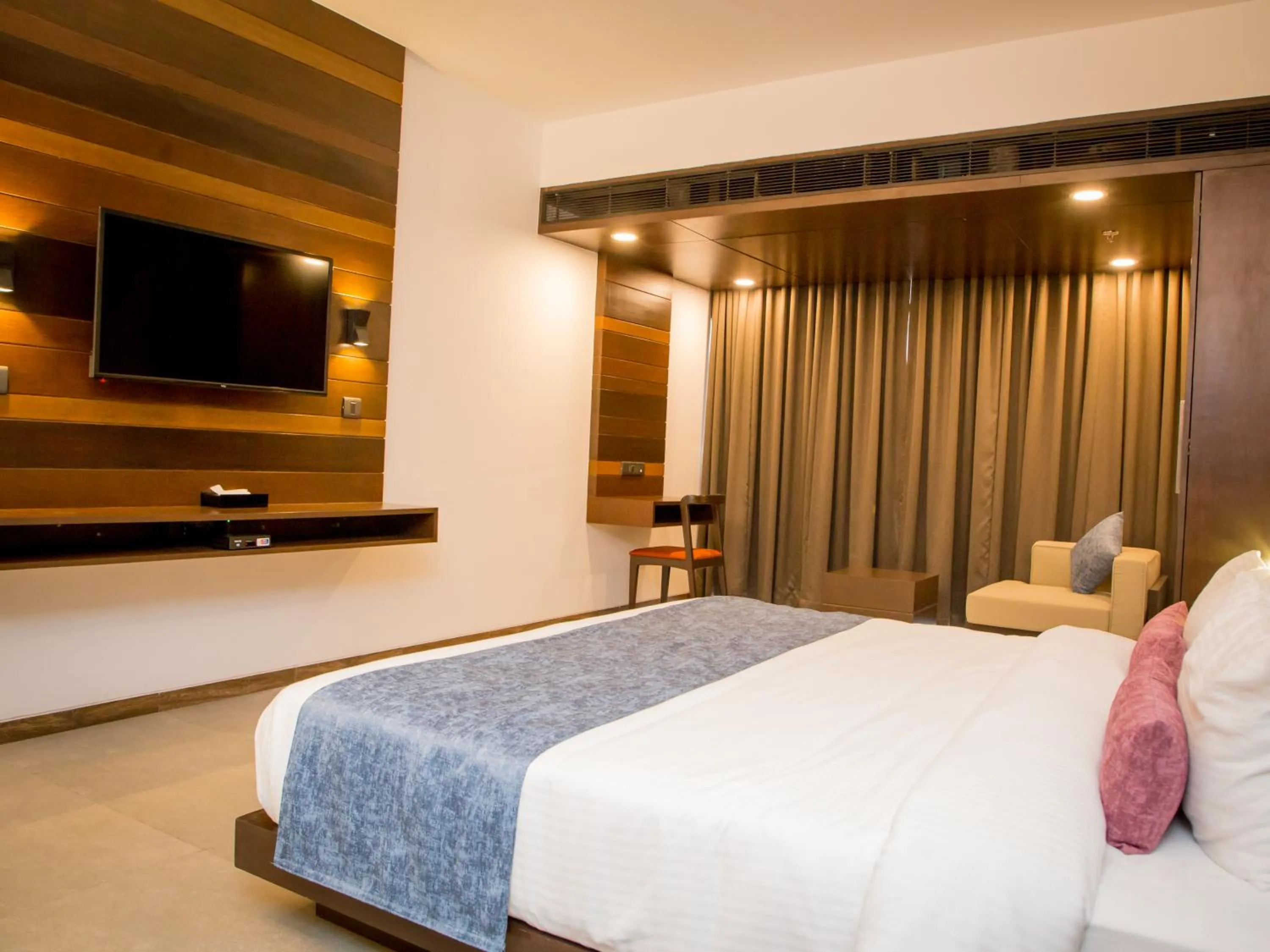 Photo of the whole room, Bed in SinQ Prive