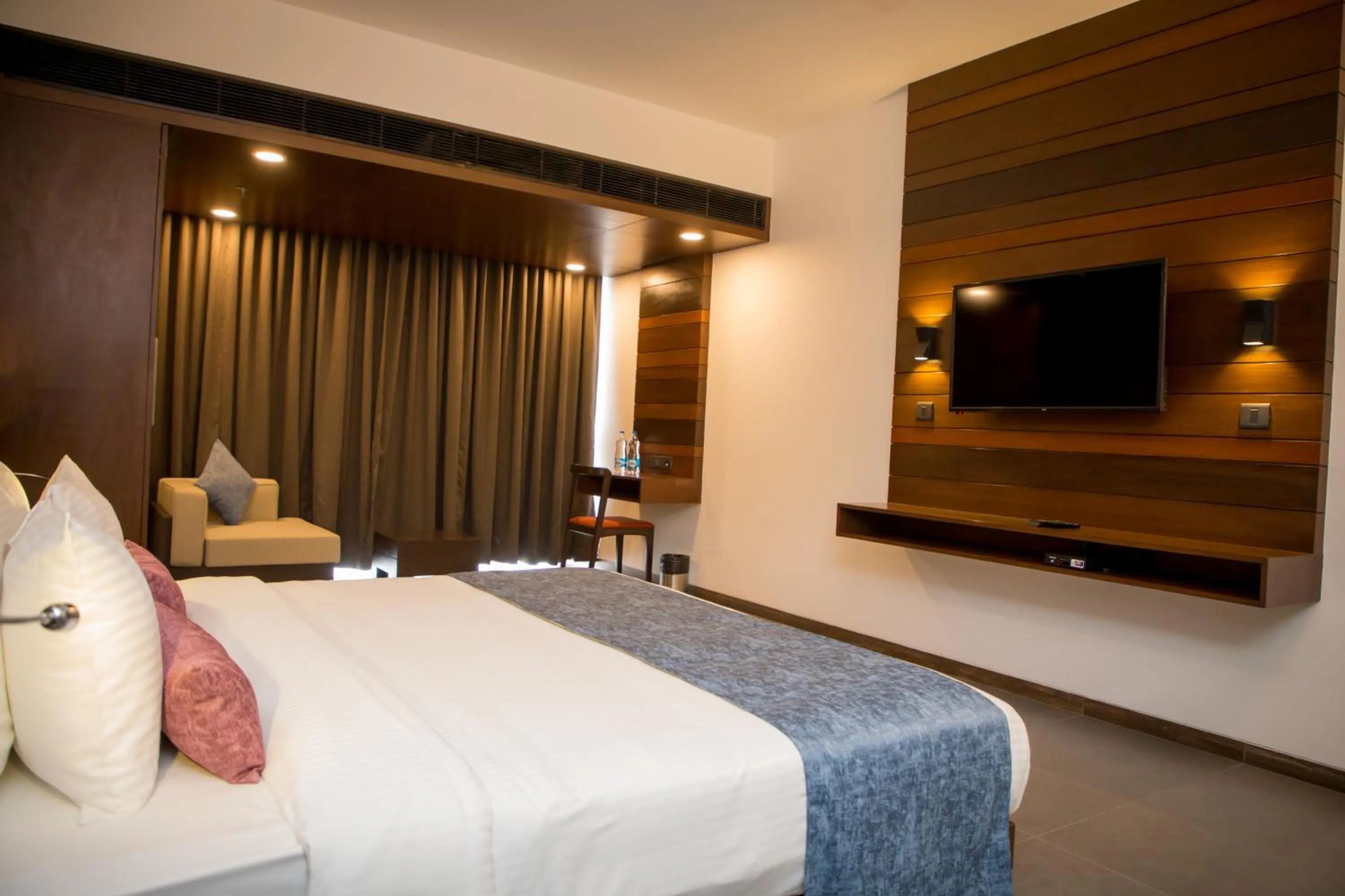 Photo of the whole room, Bed in SinQ Prive