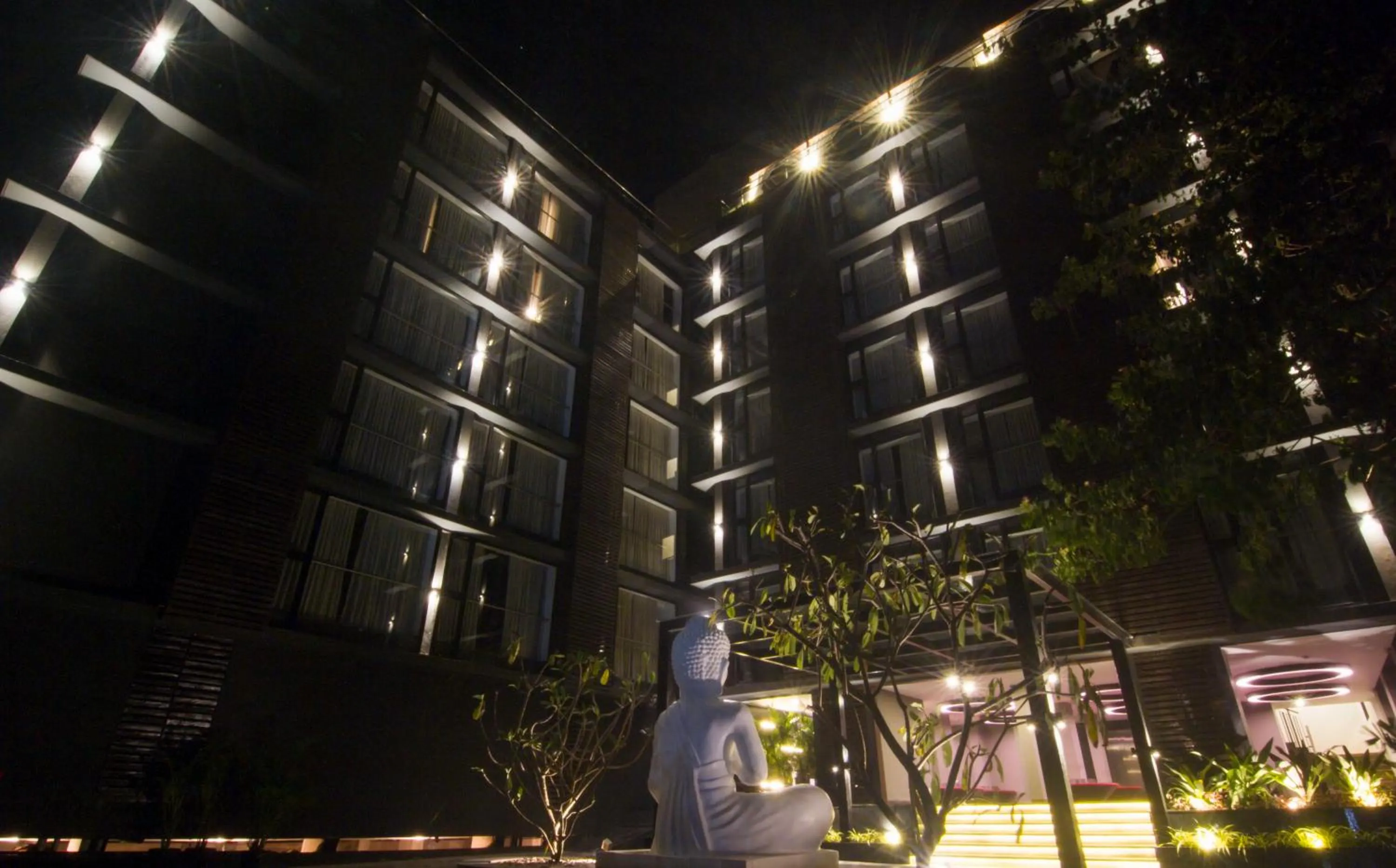 Property building in SinQ Prive