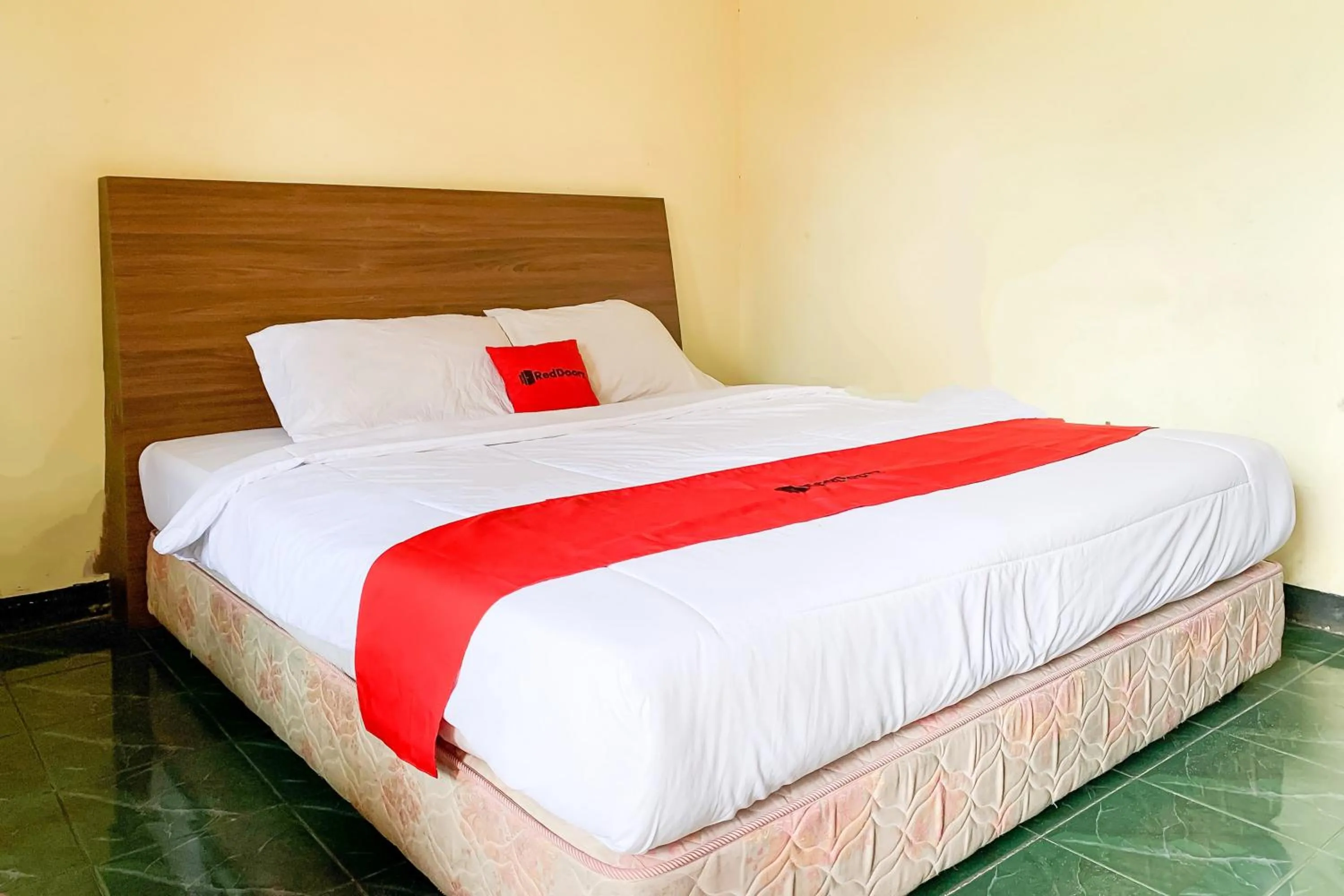 Bedroom, Bed in RedDoorz near RSUD R Syamsudin Sukabumi