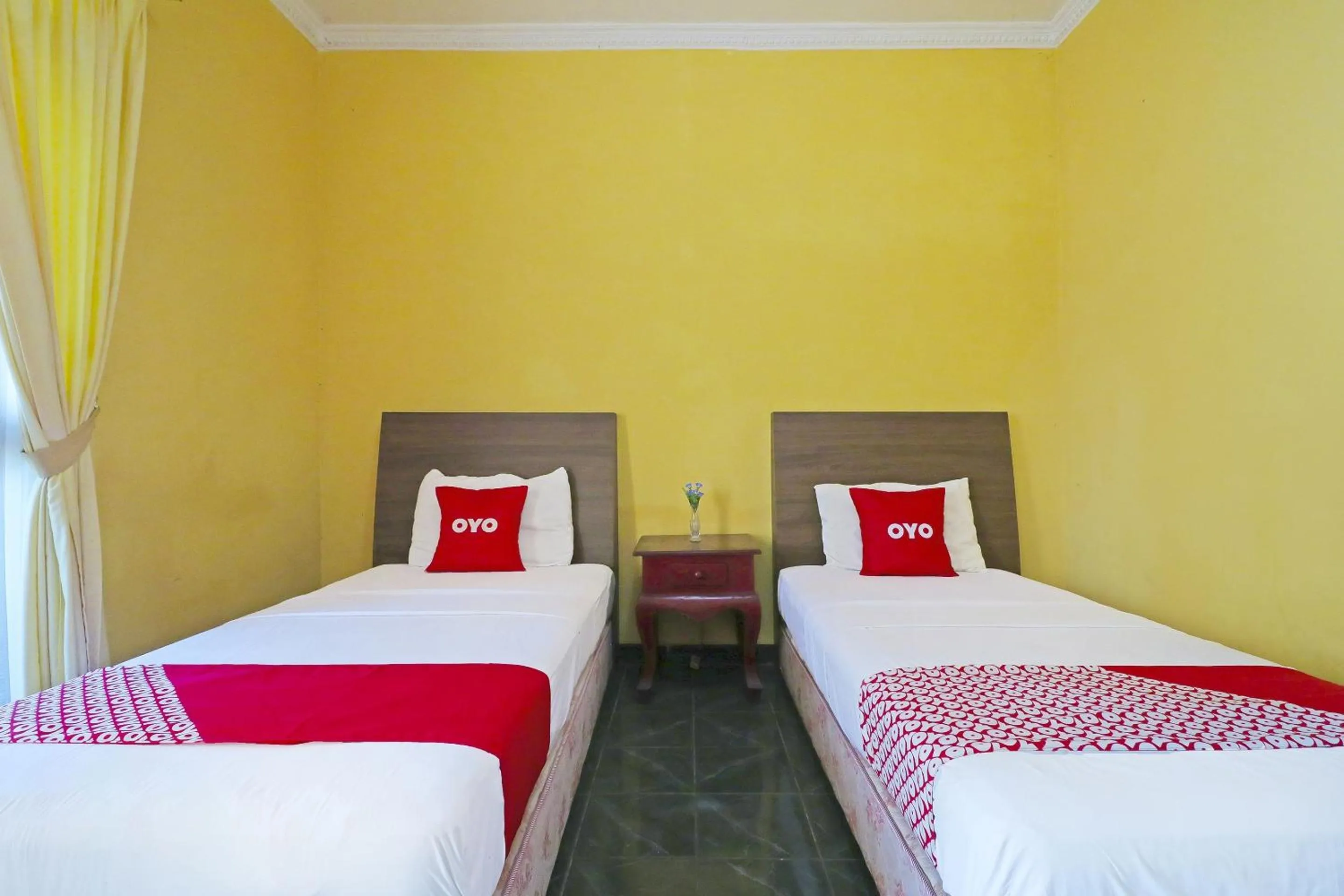 Superior Twin Room in RedDoorz near RSUD R Syamsudin Sukabumi