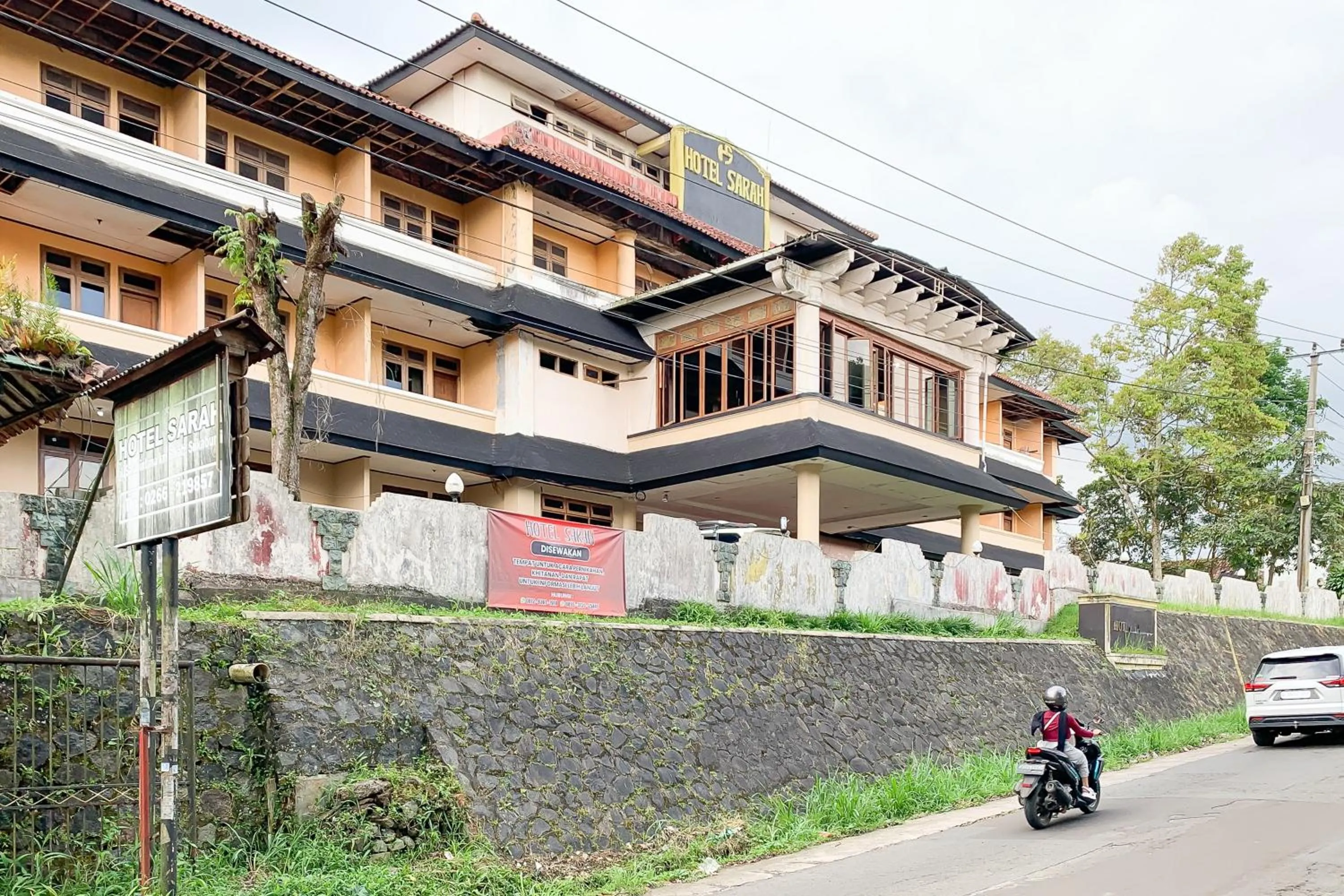 Facade/entrance in RedDoorz near RSUD R Syamsudin Sukabumi