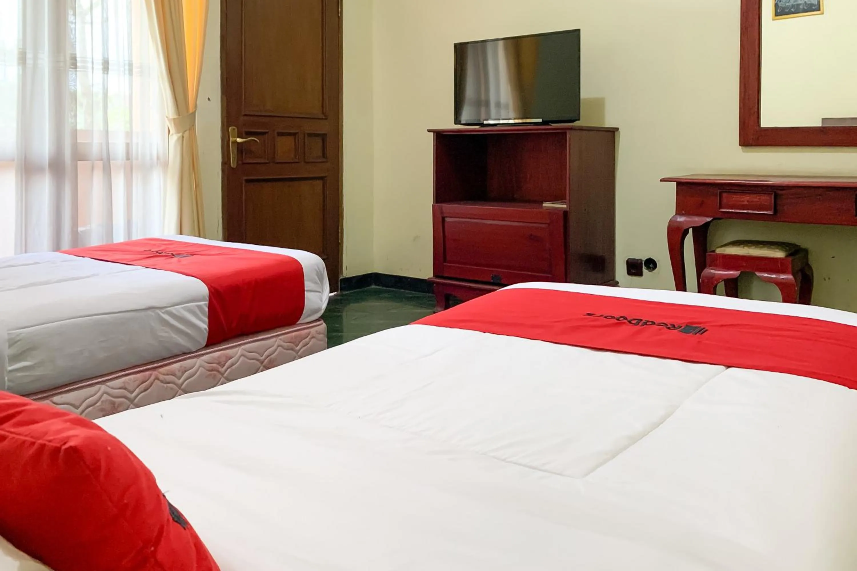 Bedroom, Bed in RedDoorz near RSUD R Syamsudin Sukabumi