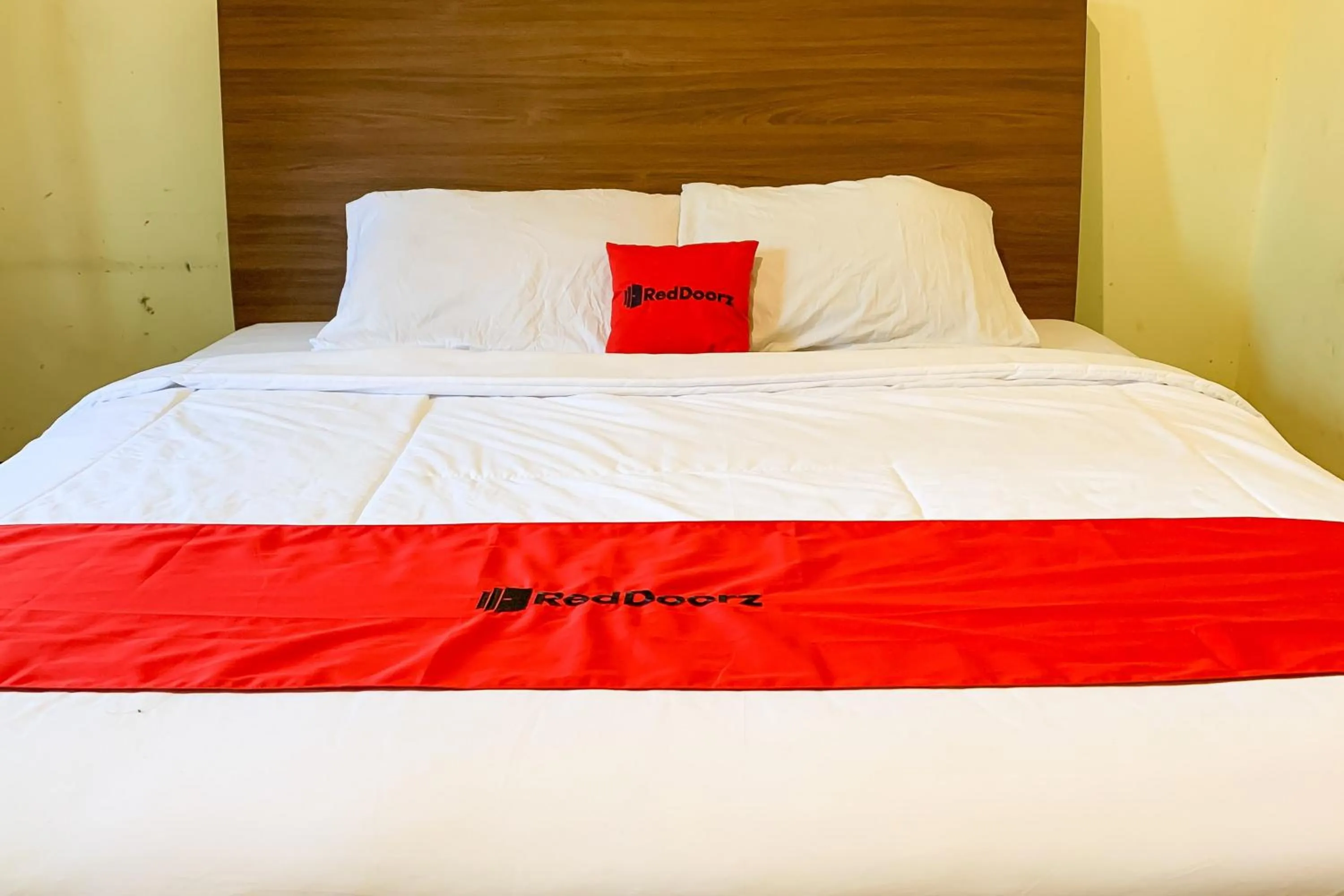 Bedroom, Bed in RedDoorz near RSUD R Syamsudin Sukabumi