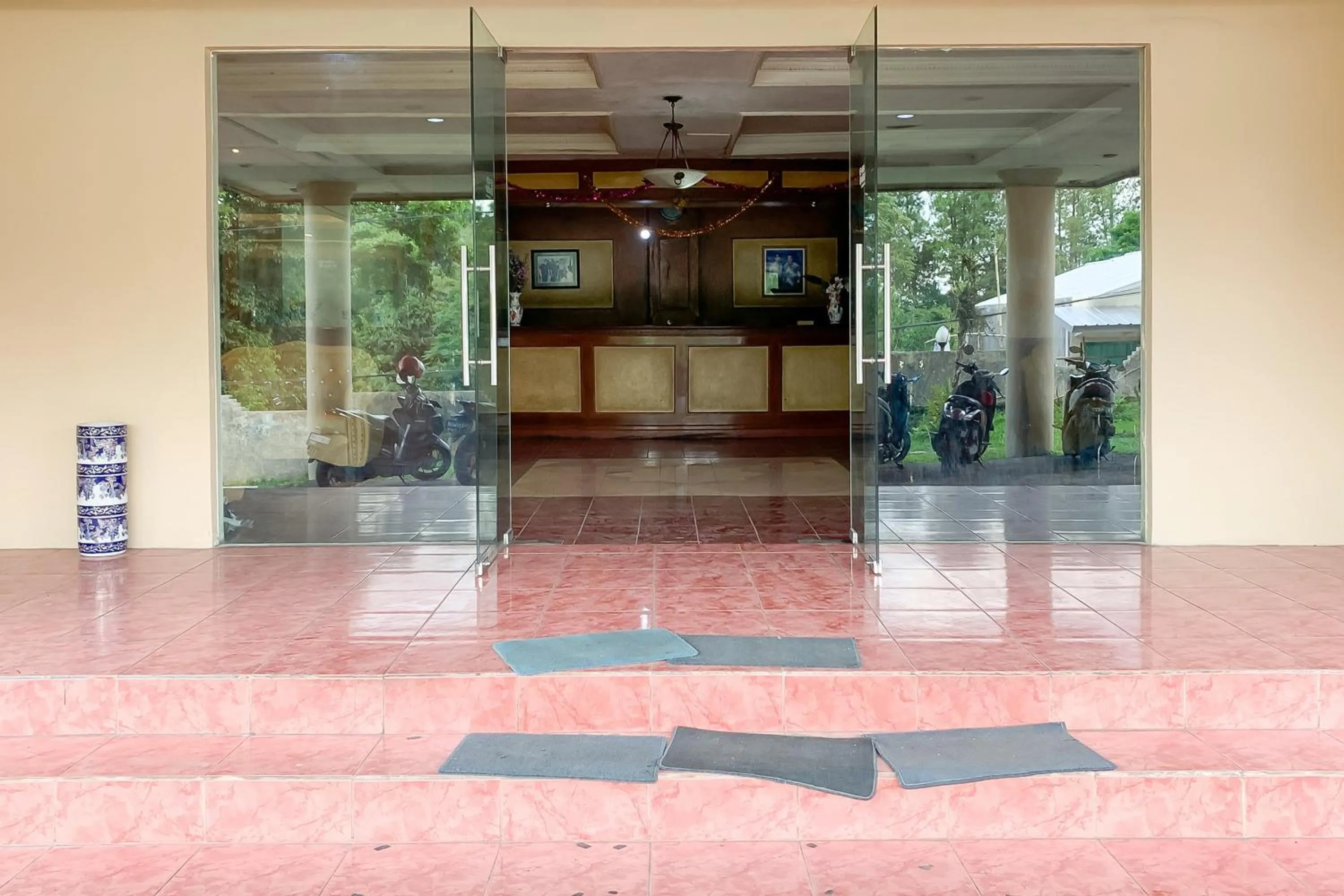 Facade/entrance in RedDoorz near RSUD R Syamsudin Sukabumi